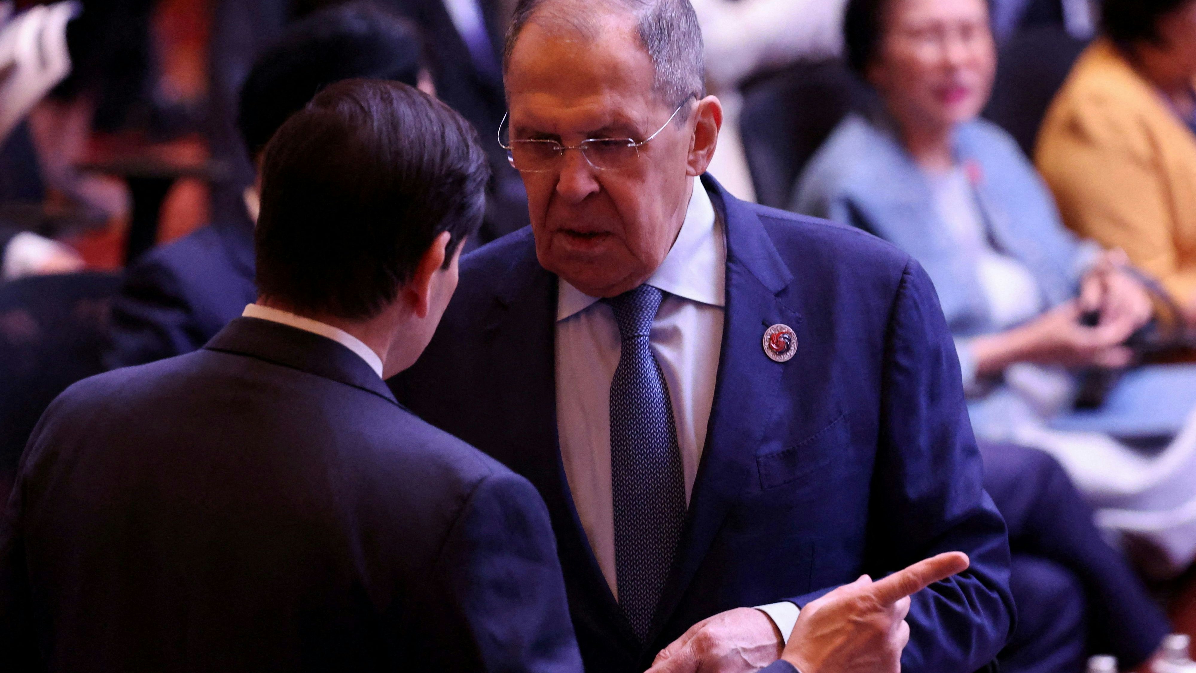 Bei einem Telefonat am Montag kamen US-Außenminister Rubio (l., beim Alaska-Gipfel im August 2025) und Russlands Außenminister Lawrow offenbar auf keinen grünen Zweig – wodurch für das Treffen der beiden Präsidenten vorerst kein Termin festgelegt werden kann.