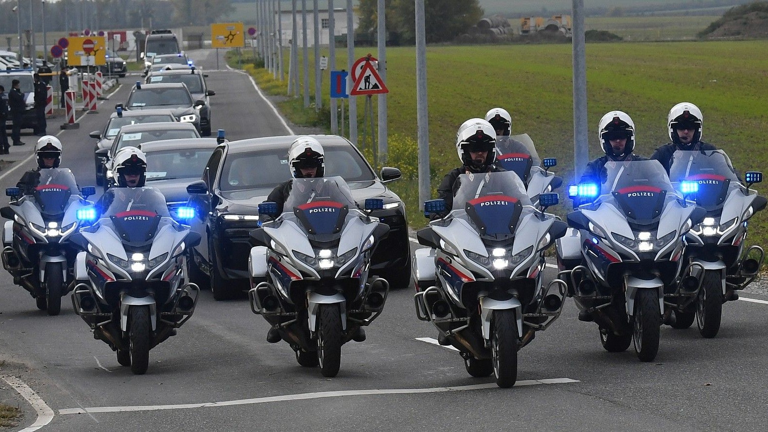 Die Polizei eskortierte den deutschen Bundespräsidenten in die Innenstadt.