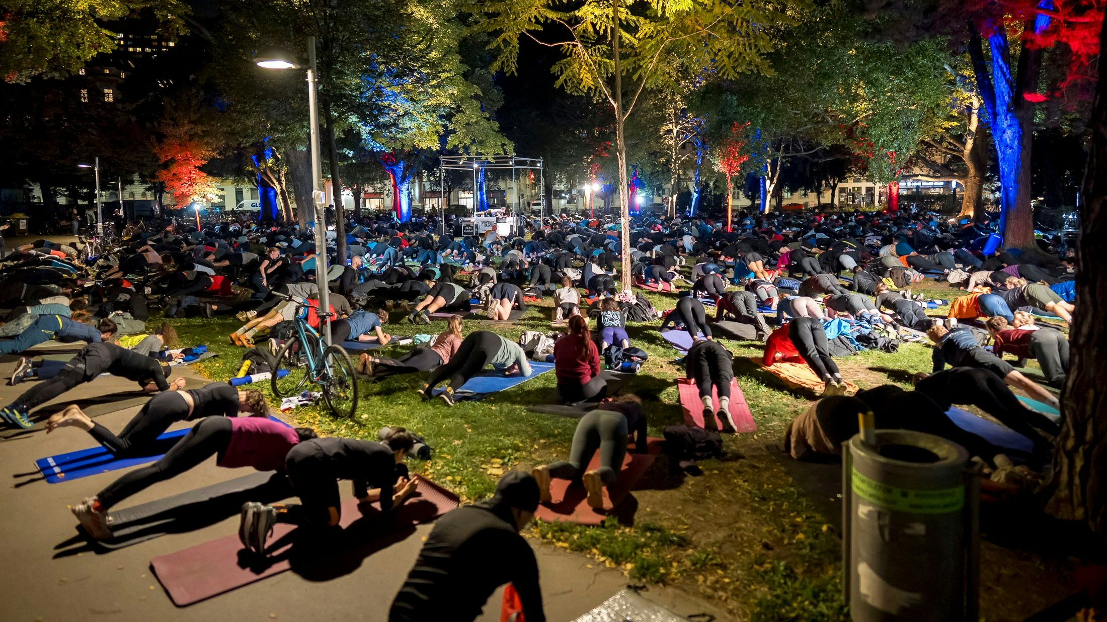 Heute.at - Wiener schwitzten beim 1.000 Workout mit Extremsportler