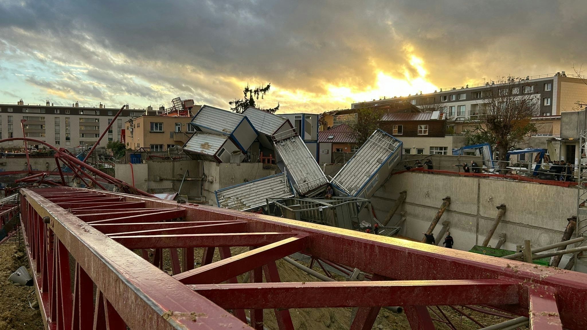 Heute.at - Paris-Vororte werden von Tornado überrascht – ein Toter