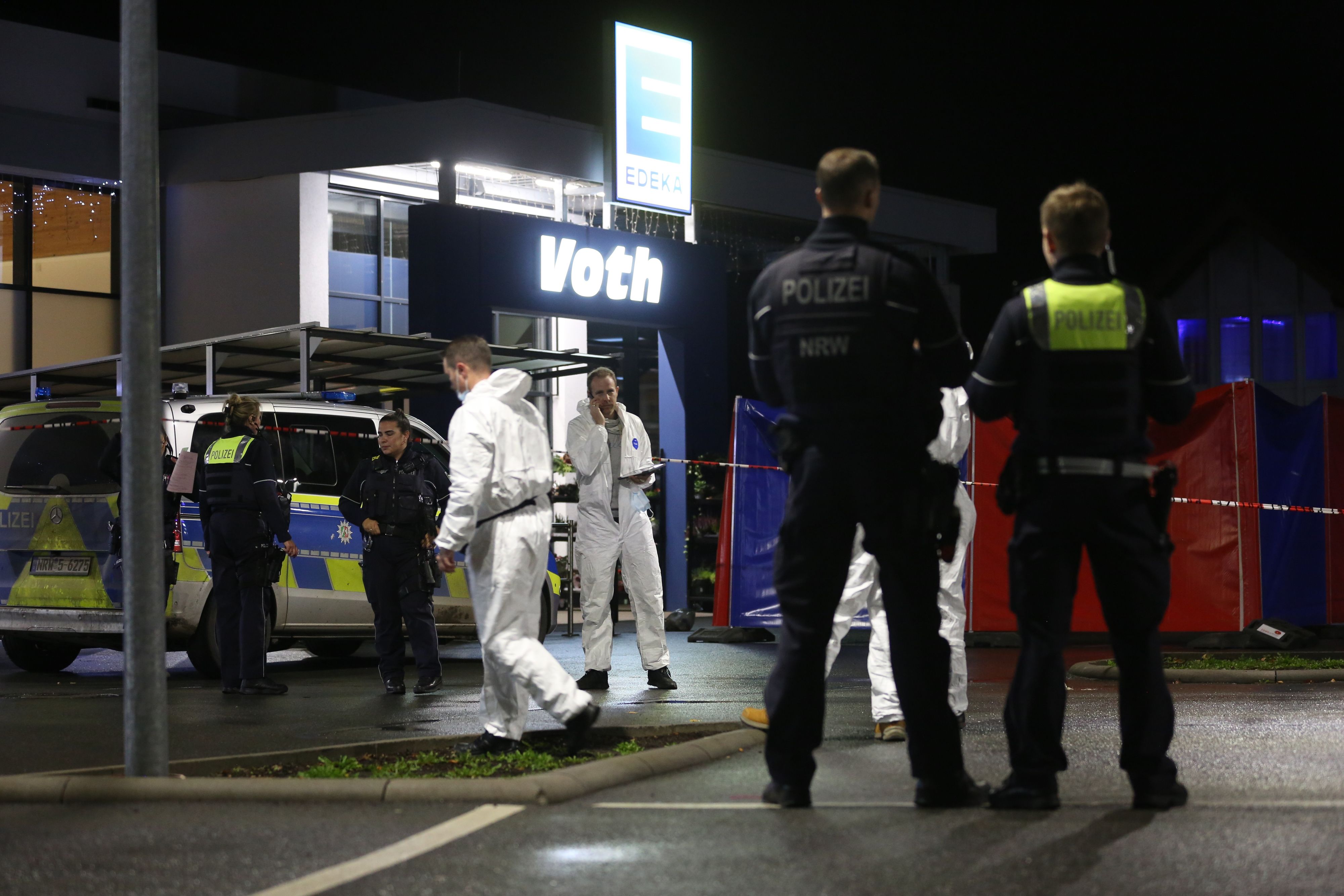 Zwischen einem Mann (33) und einem Jugendlichen kam es an der Kasse einer Edeka-Filiale in Lemgo zu einem tödlichen Streit.