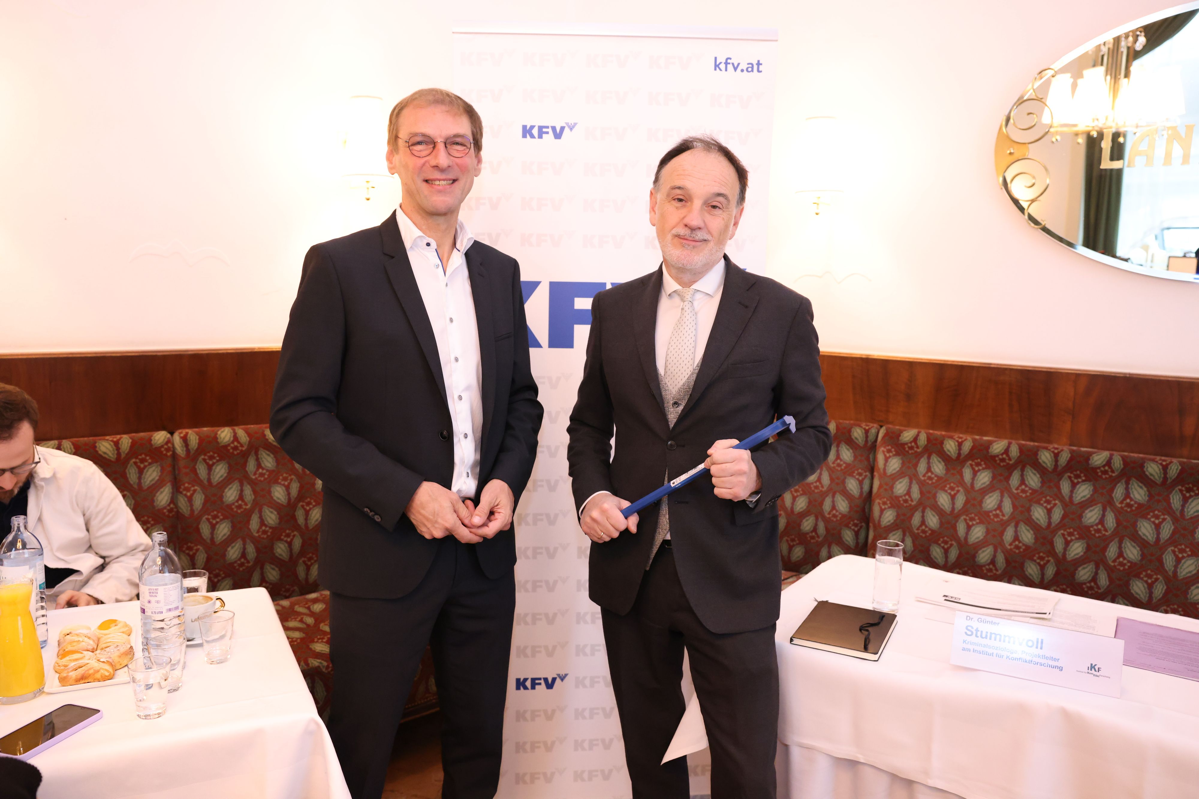 Kriminalsoziologe Günter Stummvoll und  KFV-Chef-Jurist Armin Kaltenegger präsentierten Studie.