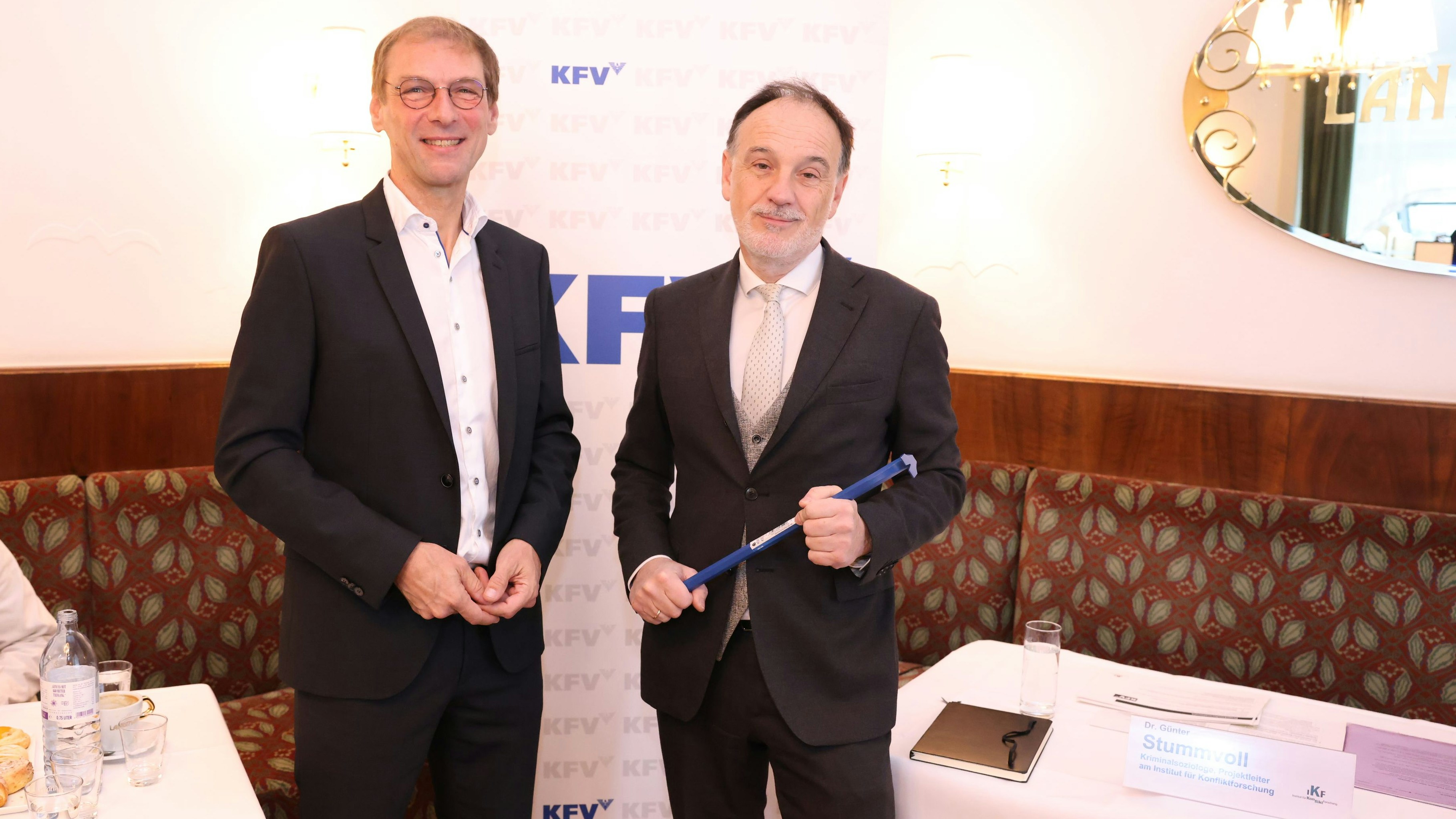 Kriminalsoziologe Günter Stummvoll und  KFV-Chef-Jurist Armin Kaltenegger präsentierten Studie