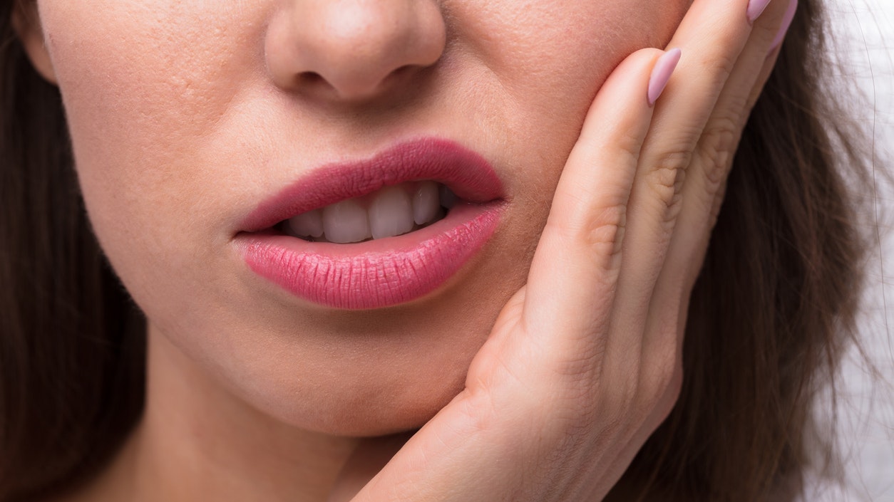 Wenn wir gestresst sind, greifen wir oft unbewusst an die untere Gesichtspartie.