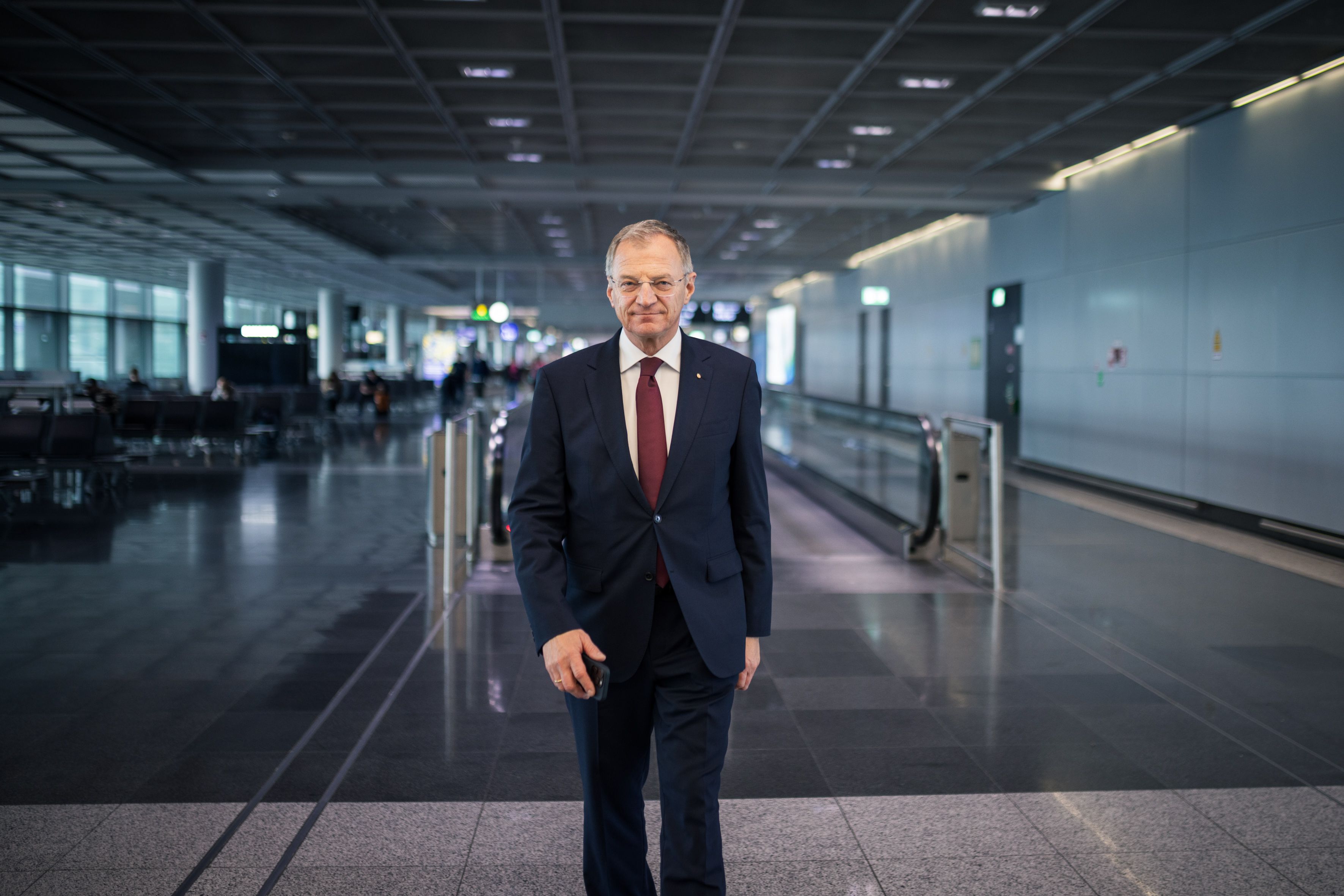 LH Thomas Stelzer von der ÖVP am Montag in der Früh am Flughafen Frankfurt.