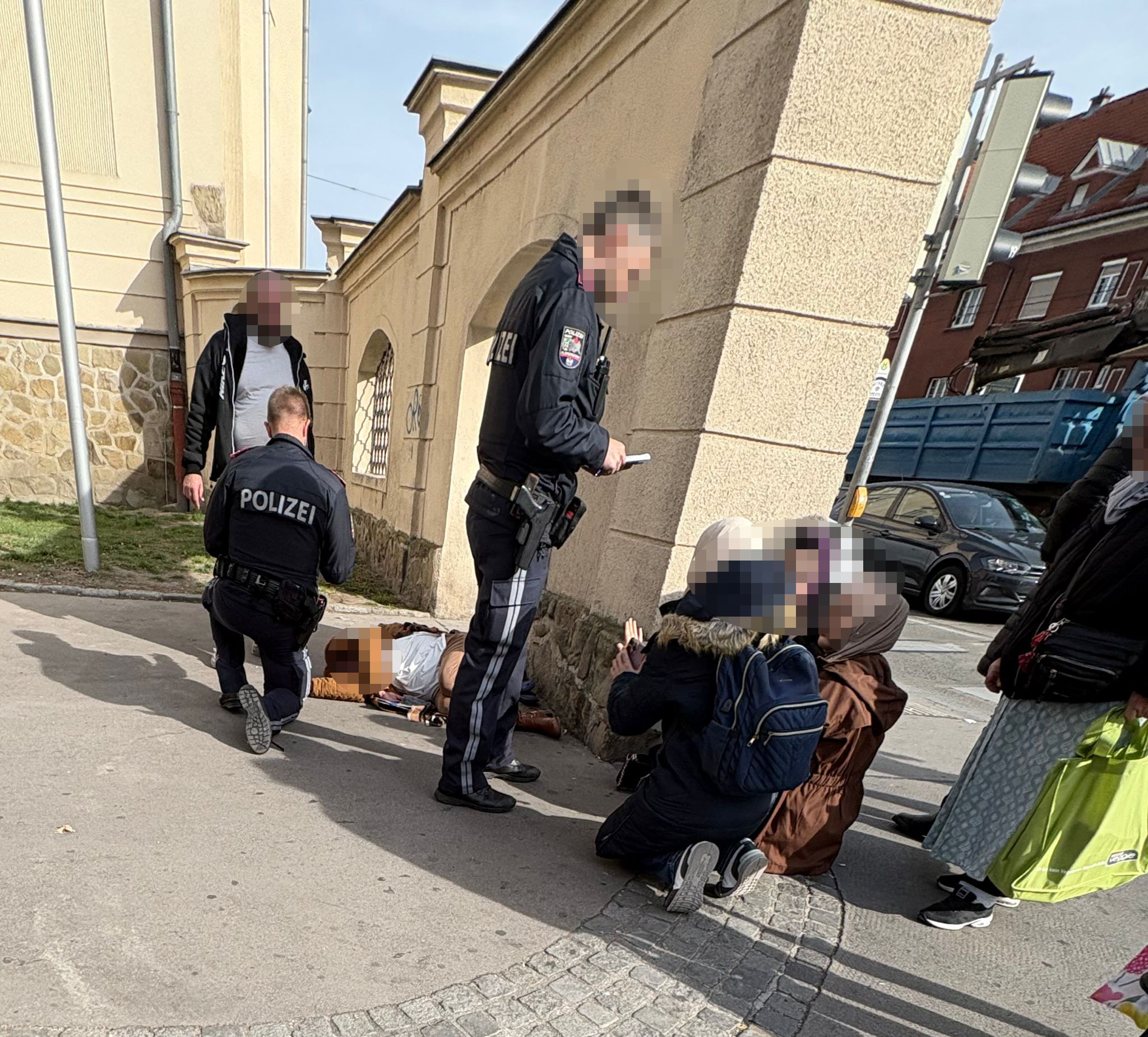 Die Polizeibeamten dokumentierten den Vorfall.