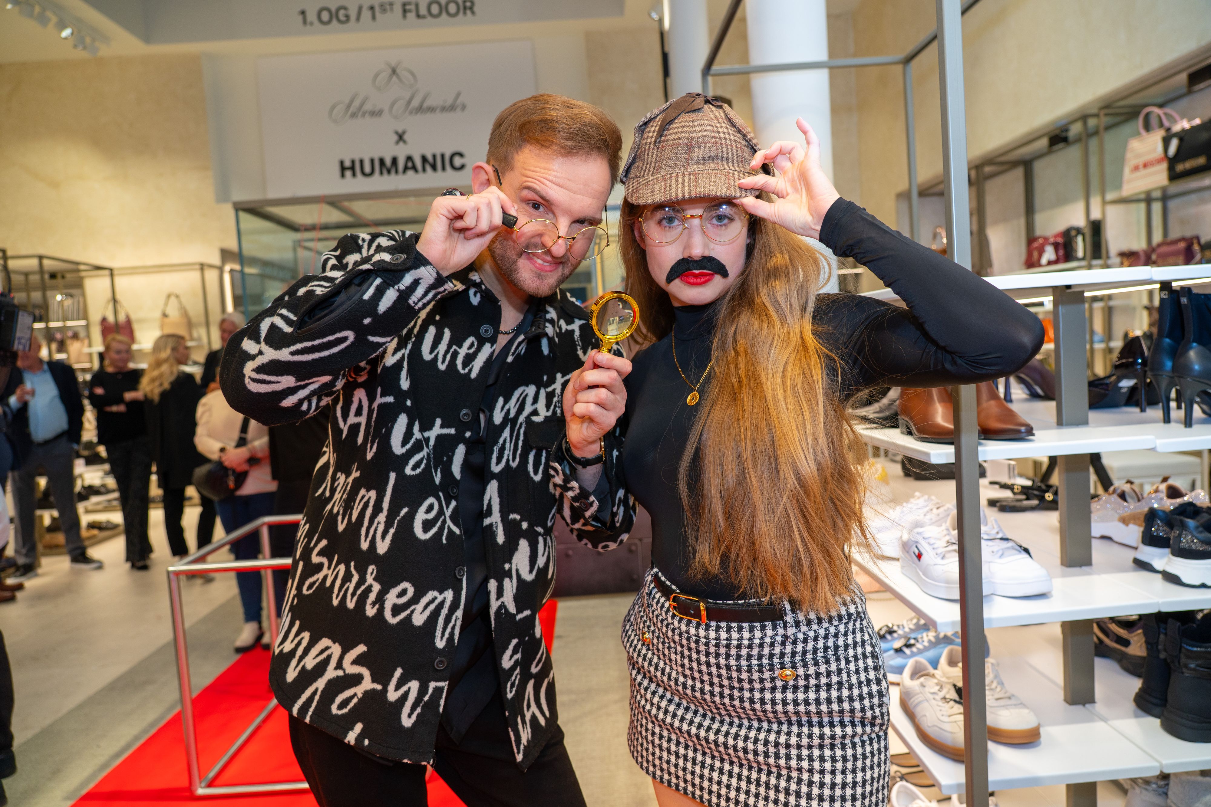 Herby Stanonik und Anna Strigl gingen im Store auf eine geheime Mission.