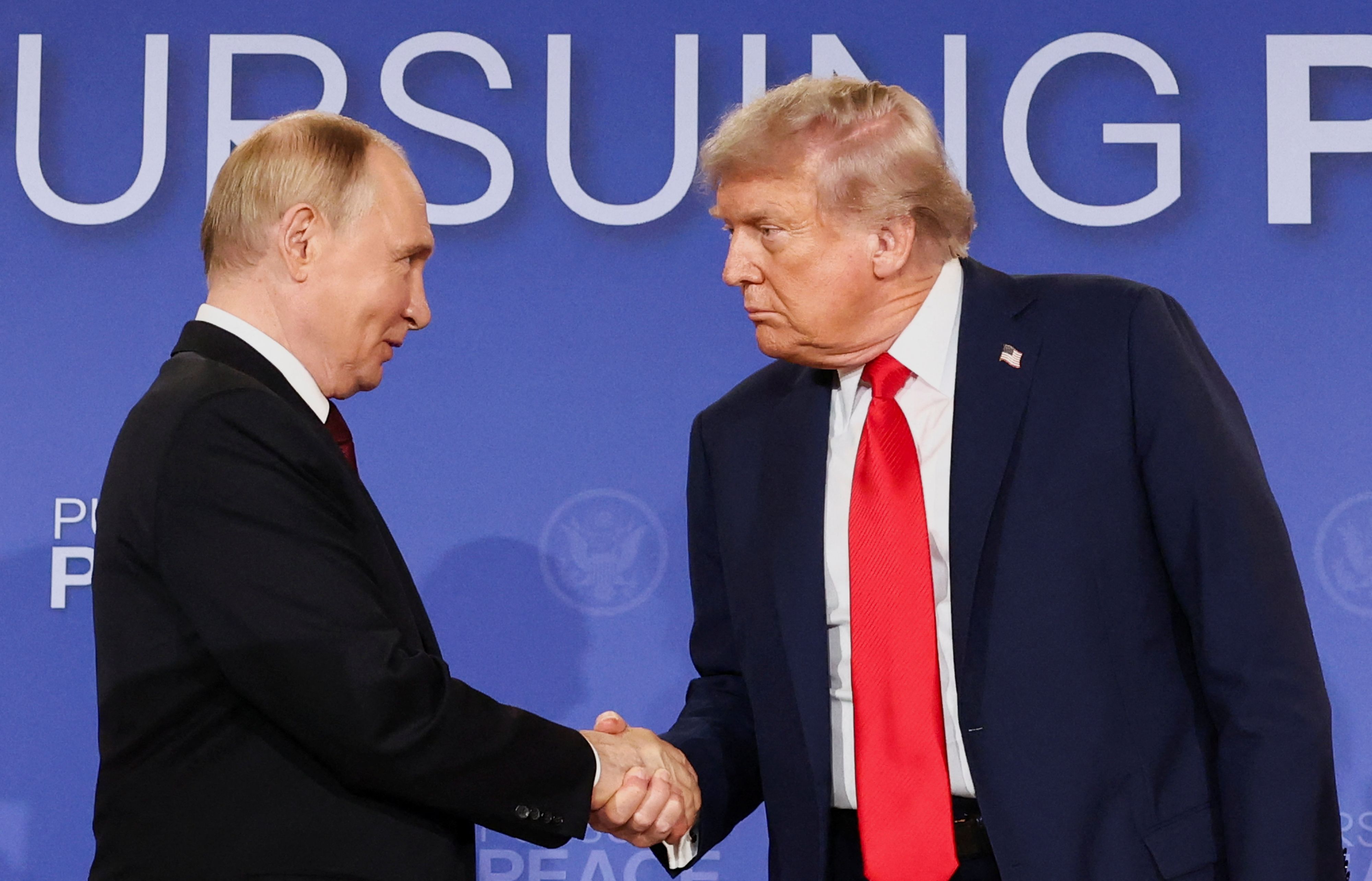 Russlands Präsident Putin und US-Präsident Trump beim Handshake bei ihrem ersten Gipfeltreffen in diesem Jahr im August in Alaska.