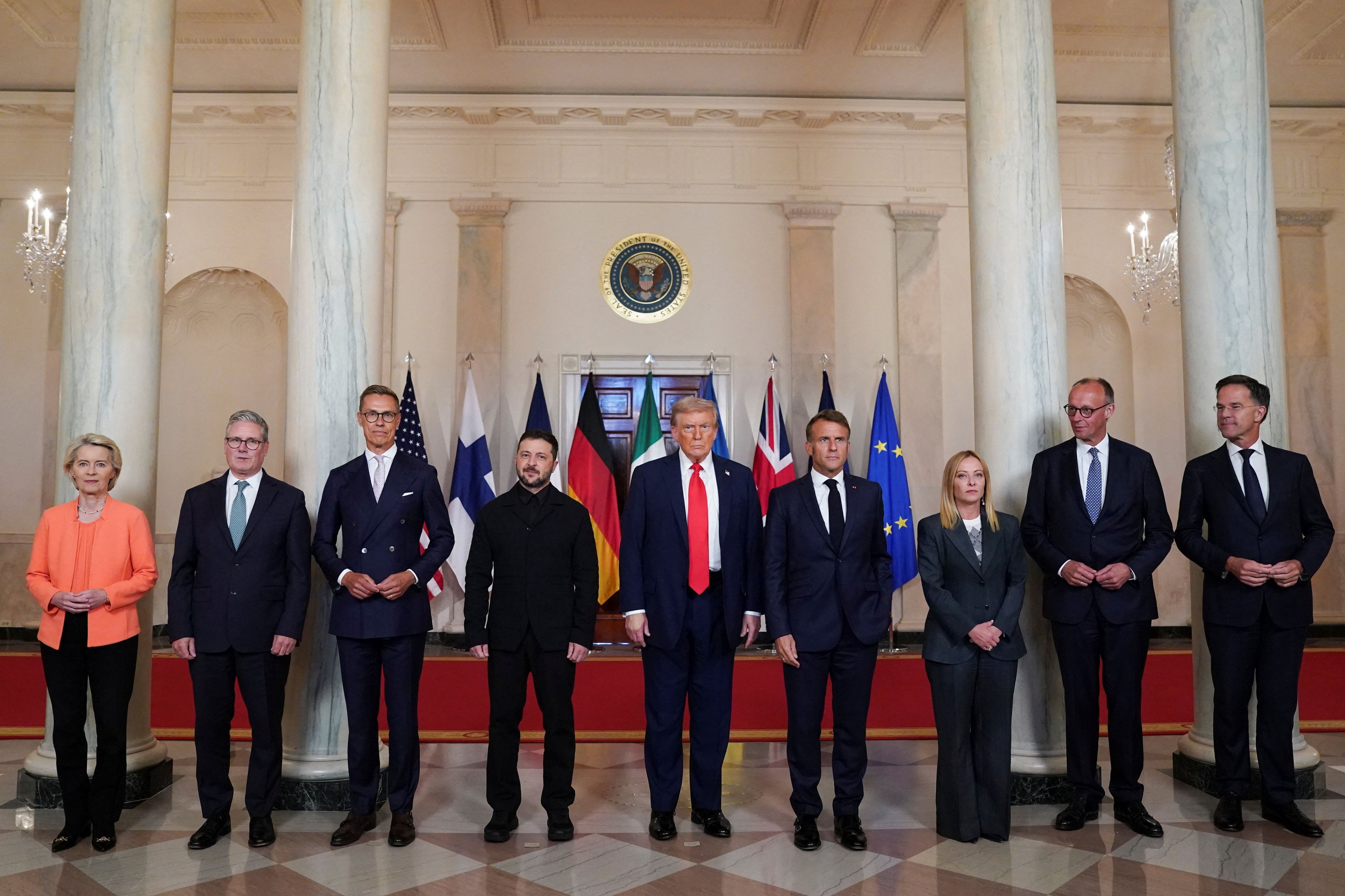 US-Präsident Trump mit Ukraine-Präsident Selenski (l.) und Frankreichs Präsident Macron (r.) bei einem Treffen mit EU-Staaten im Weißen Haus im August dieses Jahres.