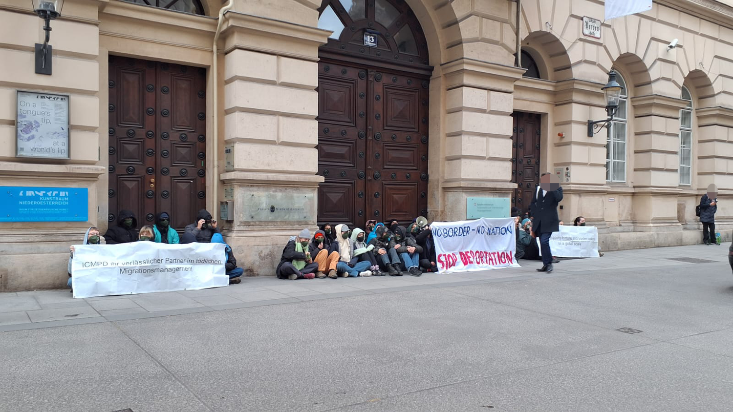 Heute kam es vor dem Palais Niederösterreich zu einer Sitzblockade.