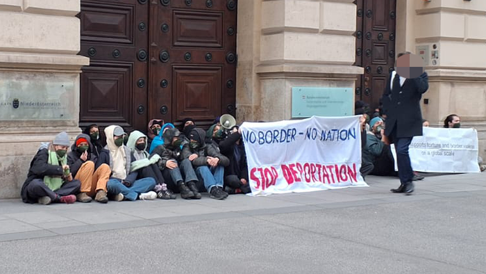Heute.at - Im Clownkostüm! Protest vor Wiener Migrationskonferenz