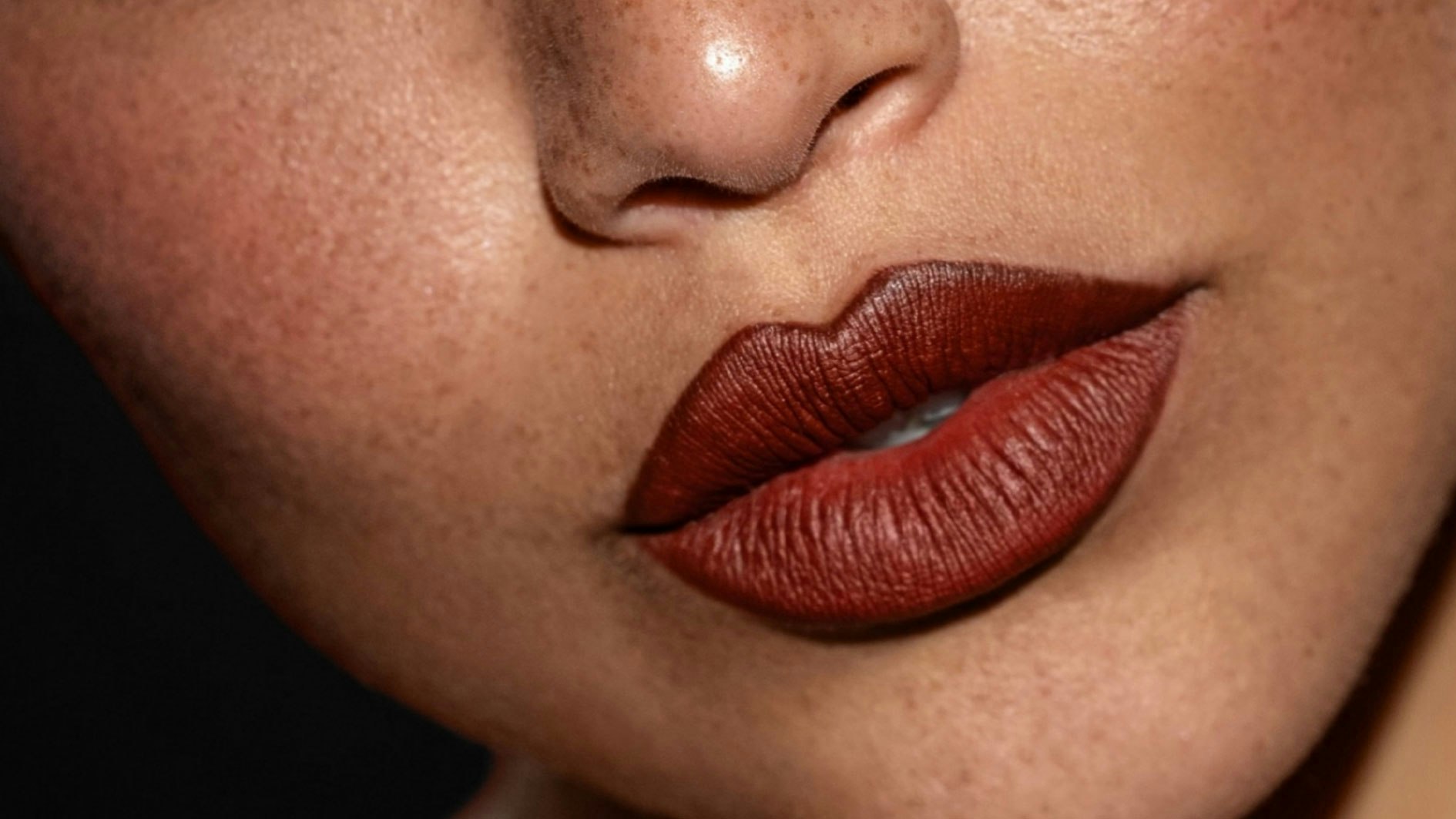 Heute.at - Wer seine Lippen mit Henna färbt, geht ein Risiko ein