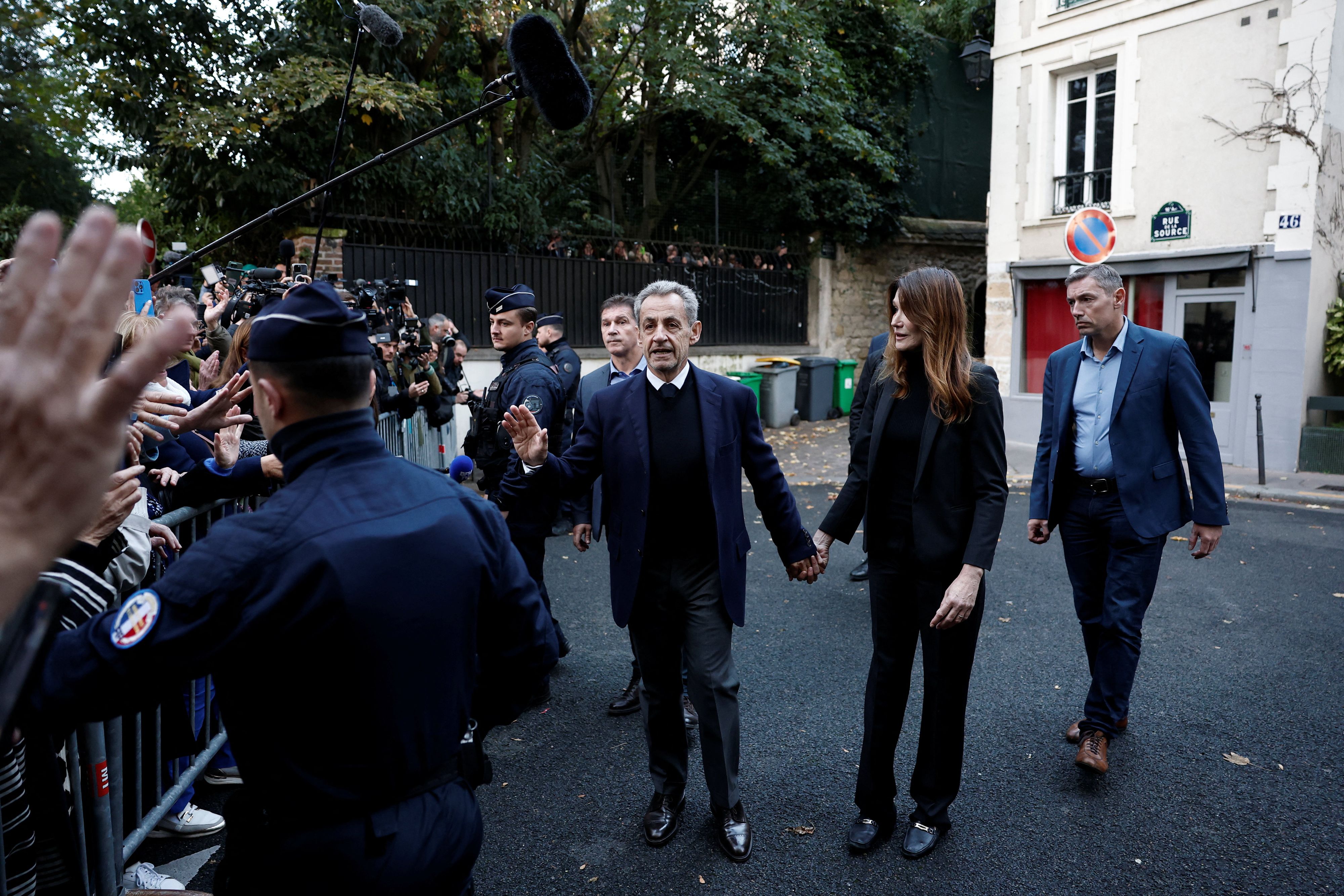 Hand-in-Hand mit Carla Bruni: So verließ Nicolas Sarkozy sein Haus, um seine Haftstrafe anzutreten.