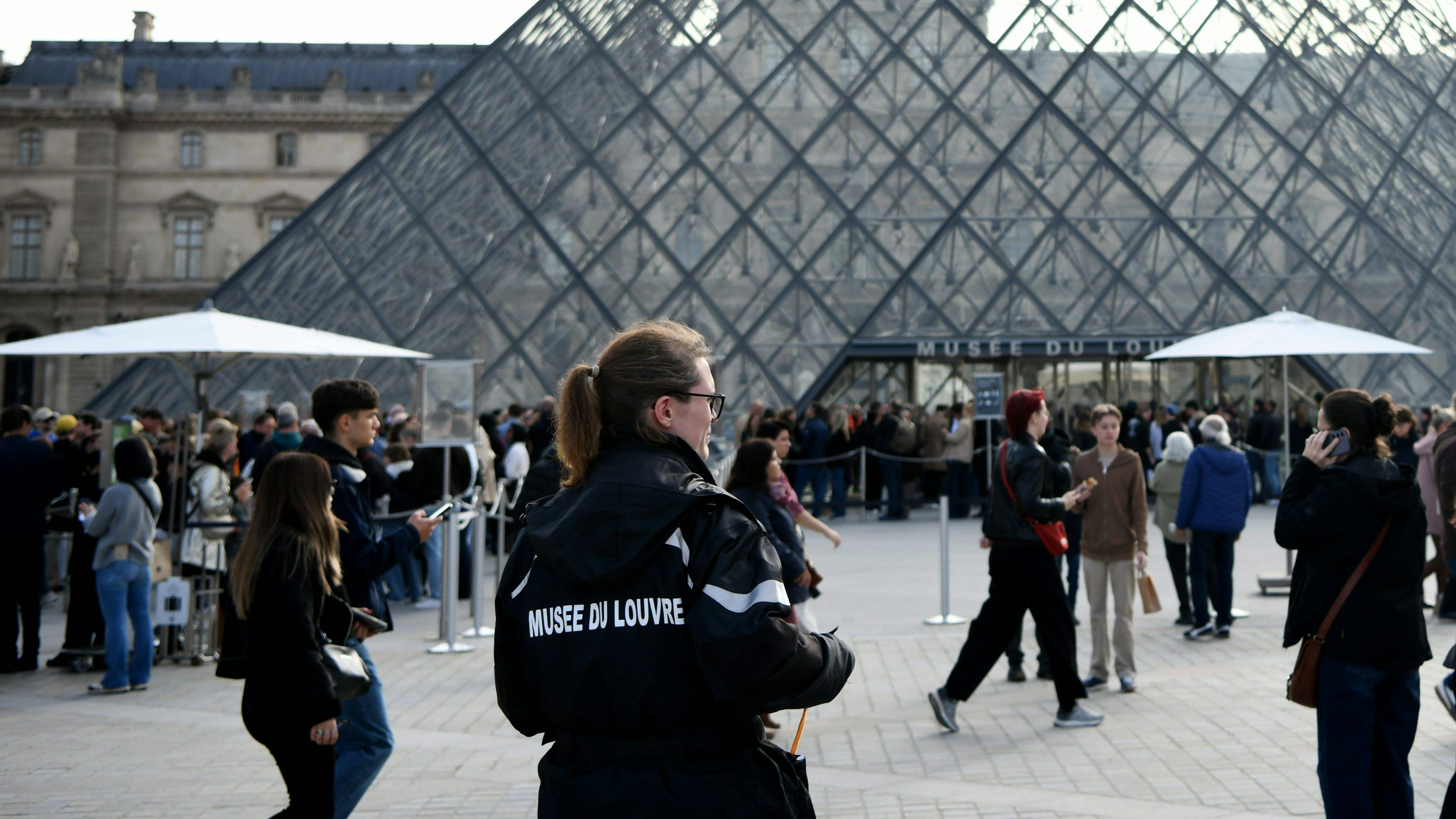 Heute.at - Nach Kronjuwelen-Raub – Louvre-Direktorin tritt zurück