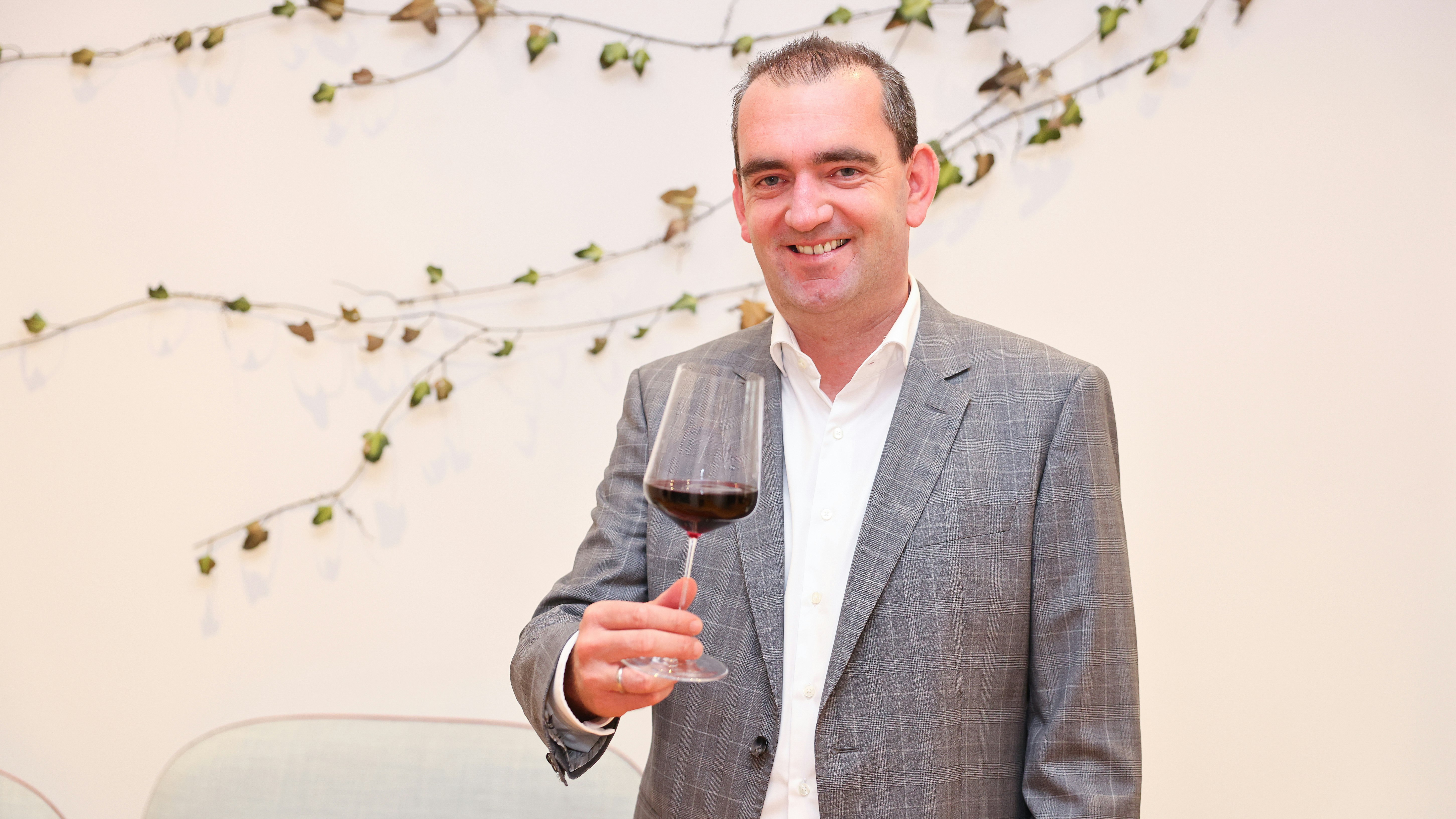 In "Heute" schreibt Oschep die Kolumne "Glasweise serviert"