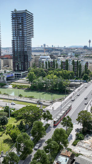 Straßenbahnlinie 18: Ausbau sorgt in Wien-Leopoldstadt für Ärger. Anrainer kritisieren Parkplatzverlust, lange Bauarbeiten und fehlende Lösungen.