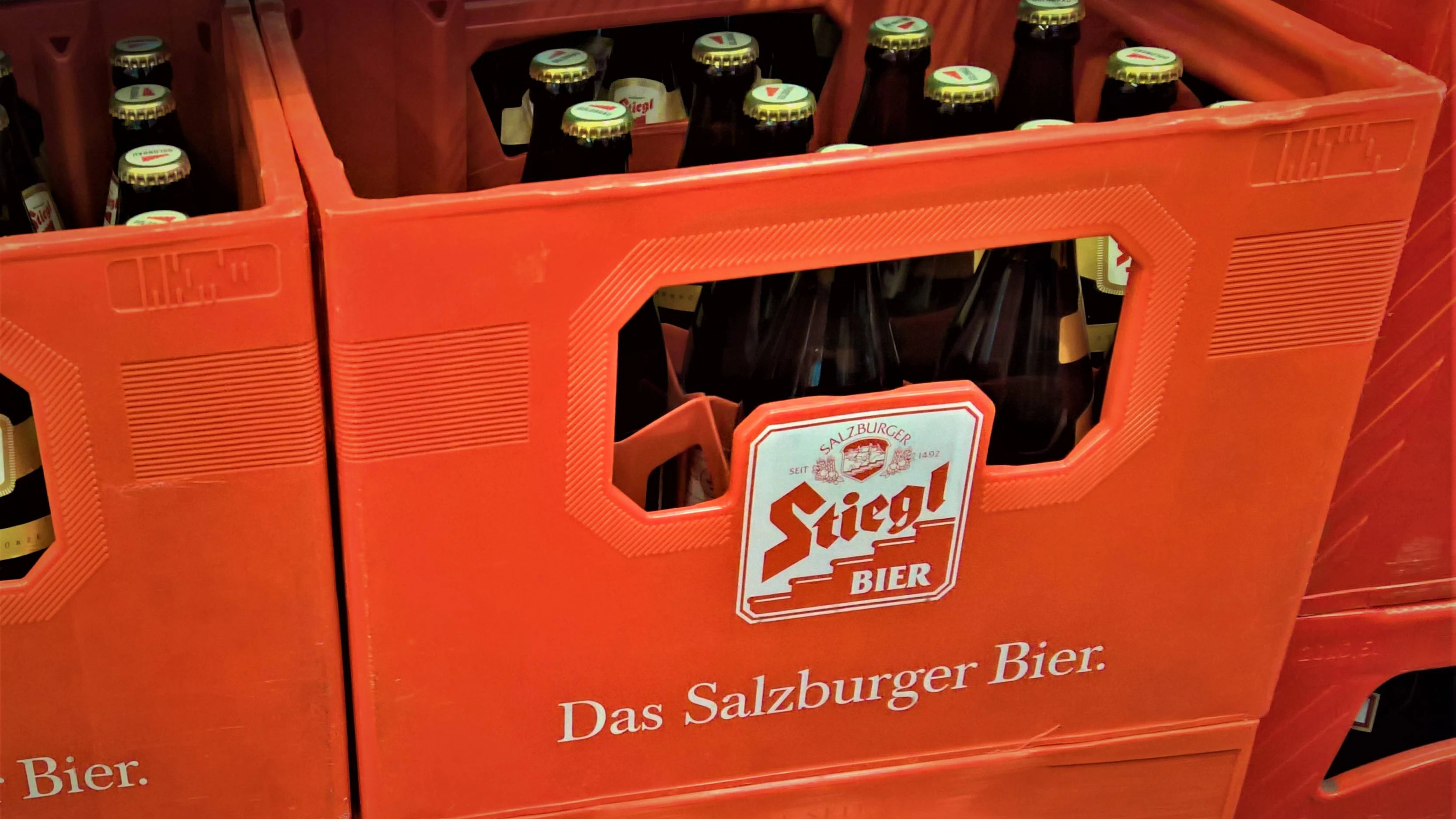 Die Stieglbrauerei zu Salzburg ist eine oesterreichische Bierbrauerei. Foto: Stiegl Bier im Kasten *** The Stiegl brewery in Salzburg is an Austrian beer brewery Photo Stiegl beer in a crate  