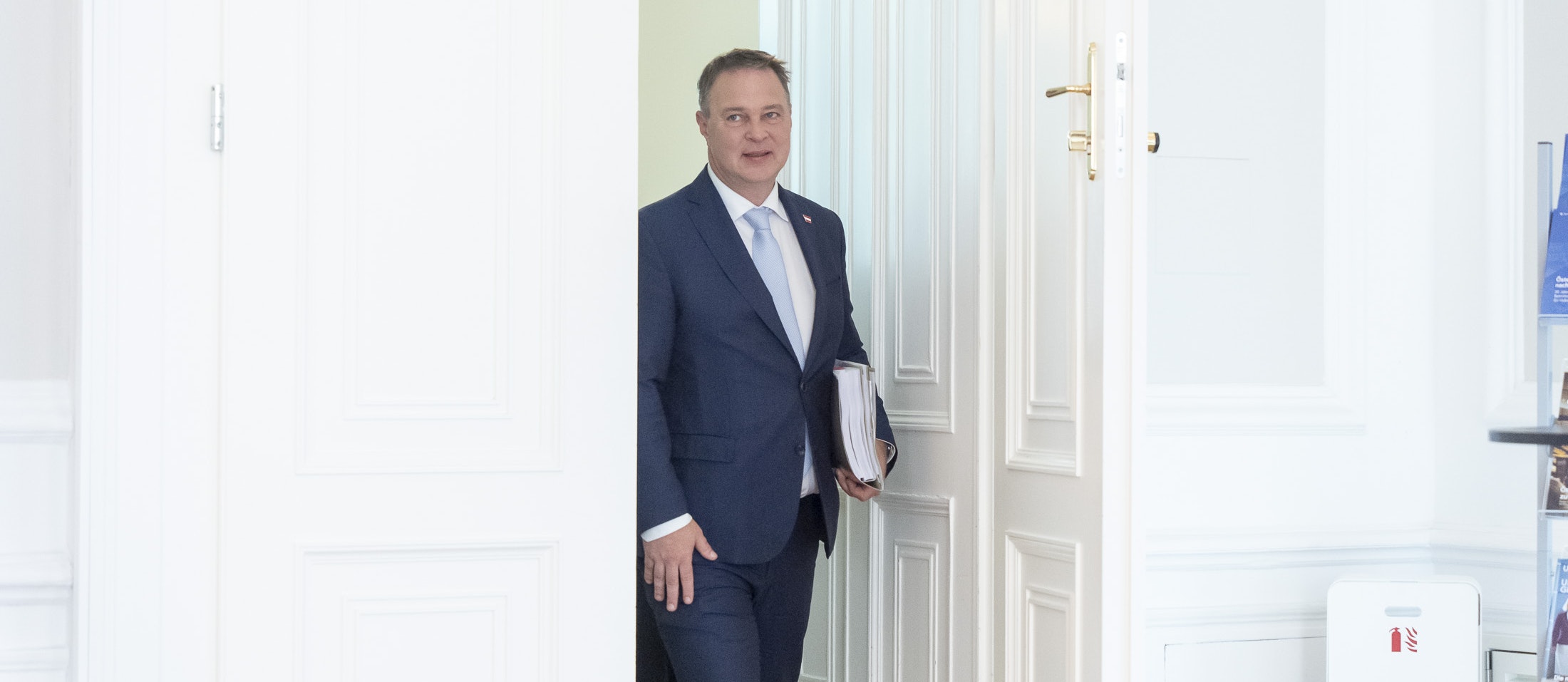 Kulturminister und Vizekanzler Andreas Babler lässt prüfen, ob die Habsburger-Juwelen der Republik Österreich gehören könnten