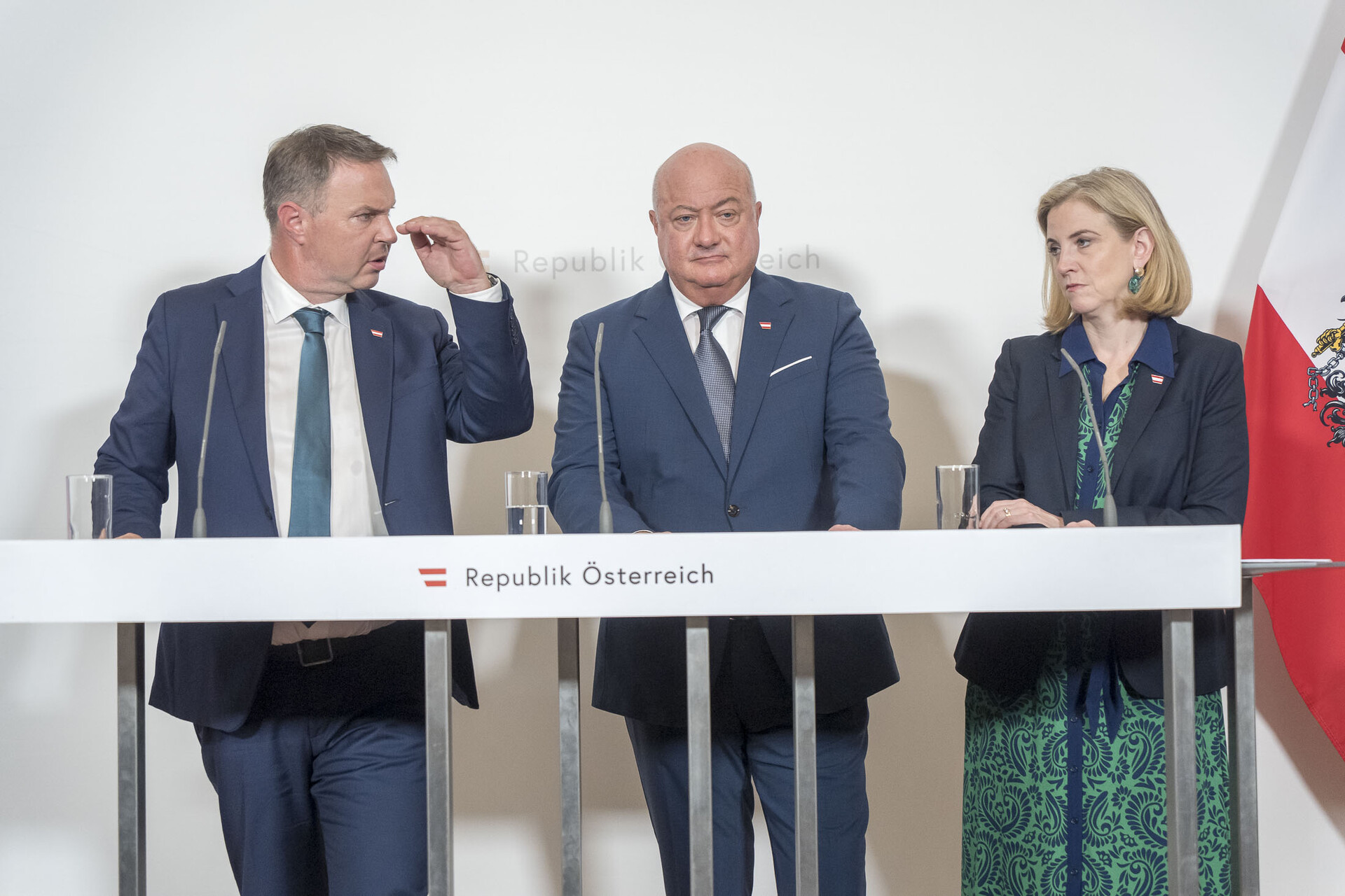 Einigkeit sieht anders aus: Beim Geld haben Kanzler Stocker (ÖVP), Vize Babler (SPÖ) und Neos-Außenministerin Meinl-Reisinger oft andere Vorstellungen.
