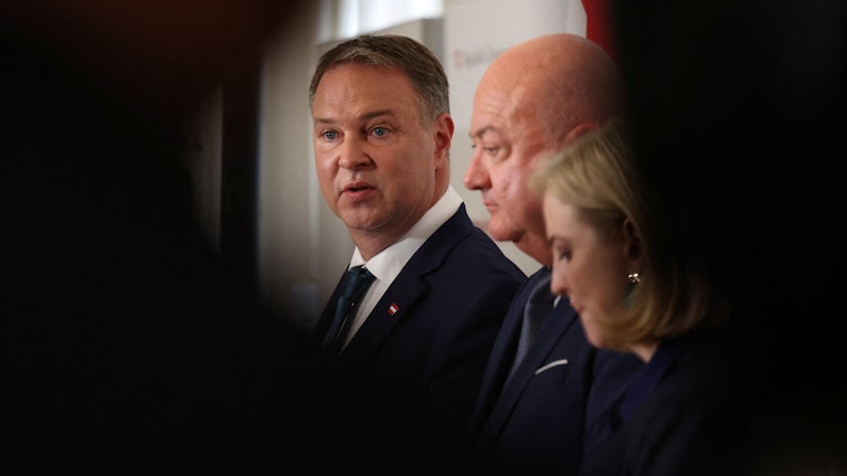 In der Pressestunde überraschte Andreas Babler alle mit einer fixen Rabattliste für Lebensmittel – vor allem seine eigenen Koalitionspartner. Wie die Liste entstand, was zwei große Bier damit zu tun haben und warum das alles nicht