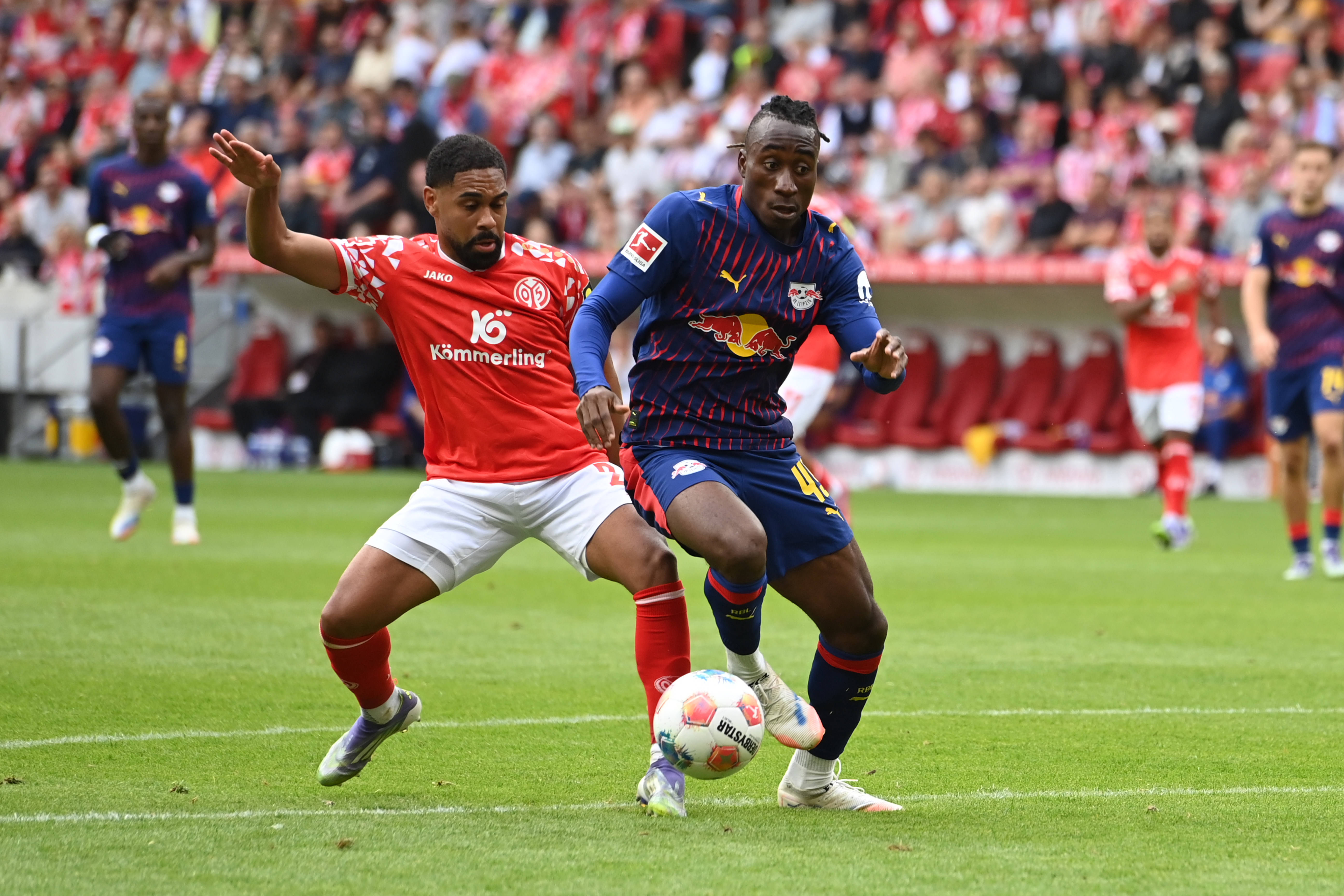 Diomande im Zweikampf mit ÖFB-Star Mwene