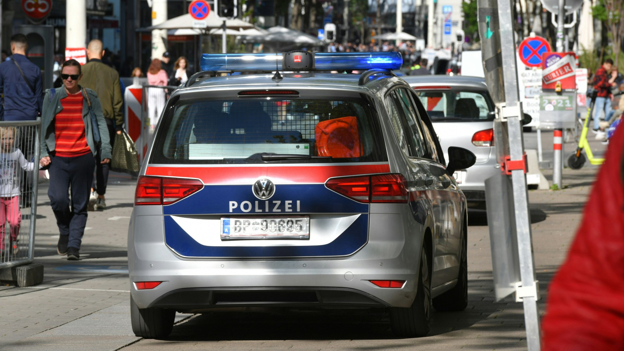 Heute.at - Noch 20 Cent – Rosenverkäuferin schlägt gnadenlos zu