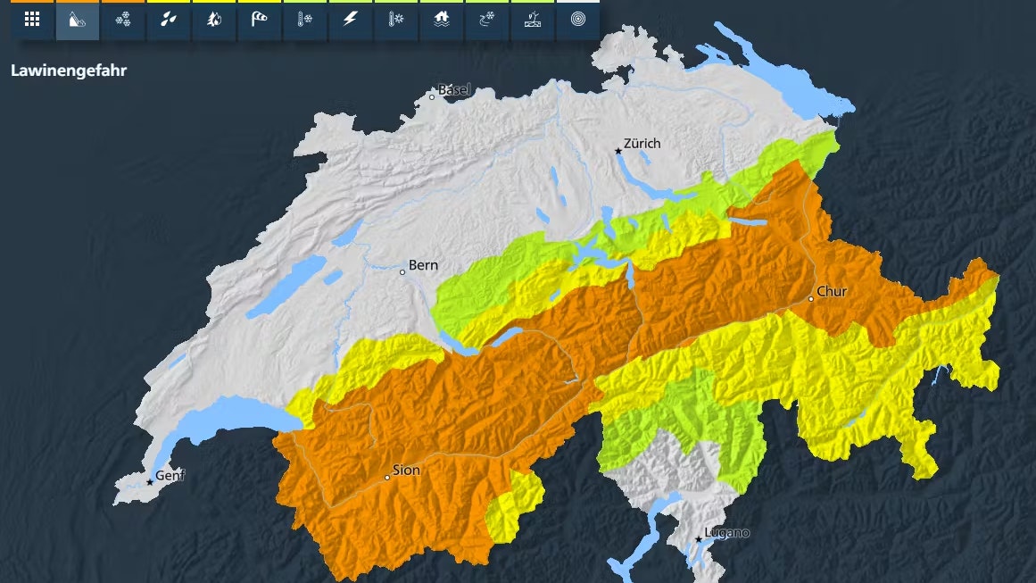 Ebenfalls entlang der Alpen gilt eine Lawinengefahr.