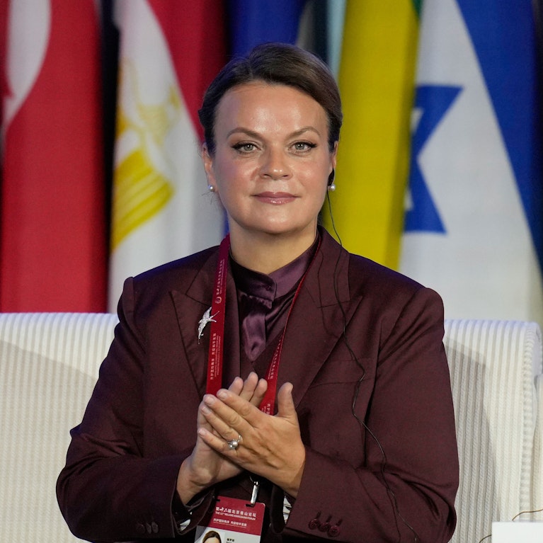 In Russlands Führungsebene rollten zuletzt die Köpfe. Bei Präsident Putin finden nur mehr wenige Gehör, darunter seine mutmaßliche Cousine Anna Tsivilova und seine mutmaßliche Tochter Katerina Tichonowa. Wer aufstieg, wer fiel, wie das neue Machtspiel funktioniert.