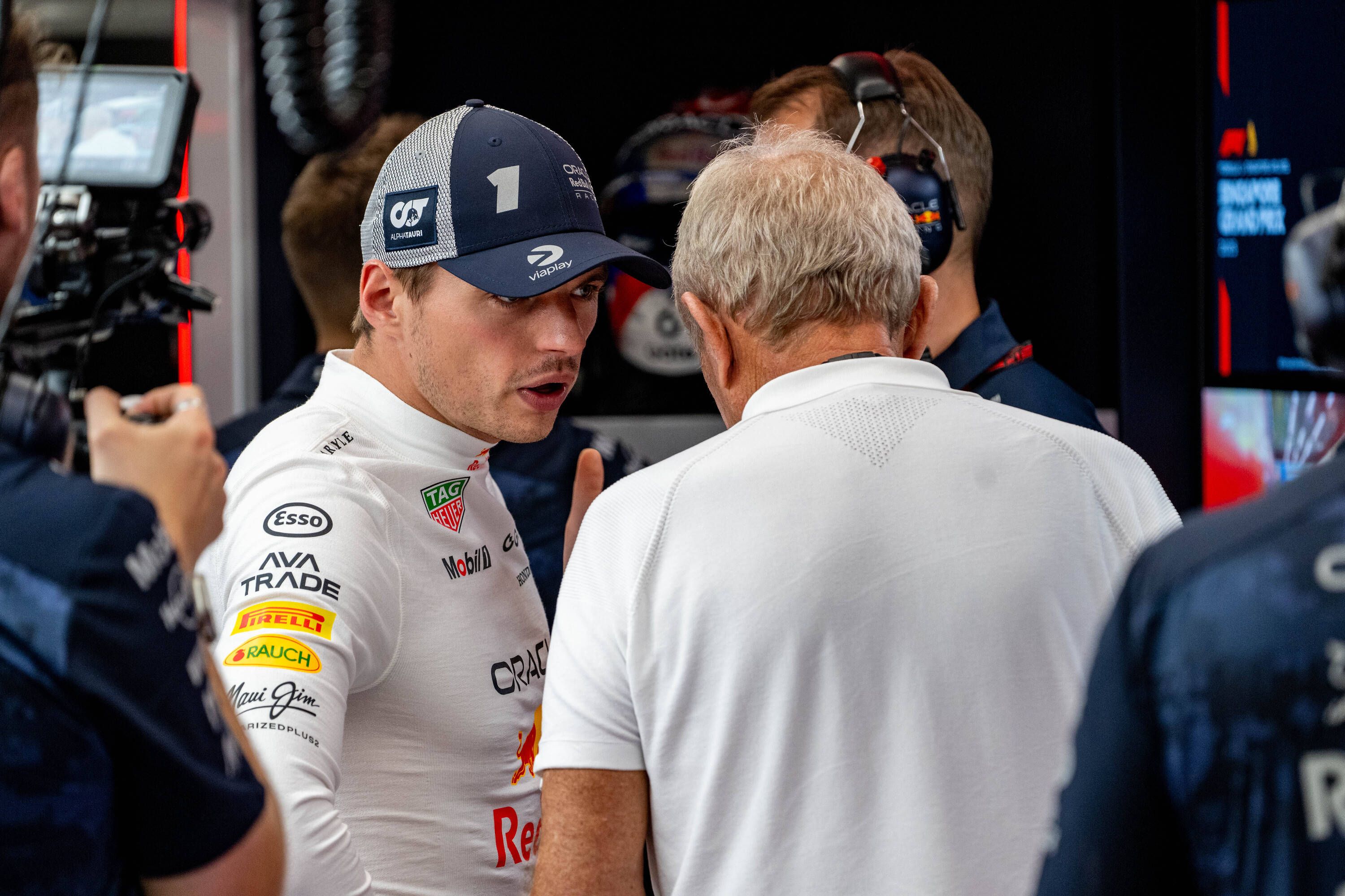 Red-Bull-Star Max Verstappen im Gespräch mit Motorsportkonsulent Helmut Marko. 