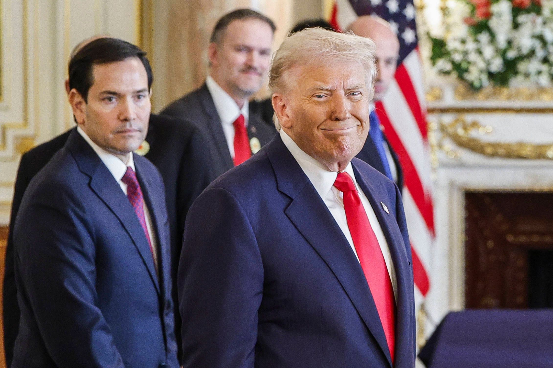 US-Präsident Donald Trump befindet sich auf Asien-Reise, während die Behörden der Vereinigten Staaten weiter im Shutdown darniederliegen.