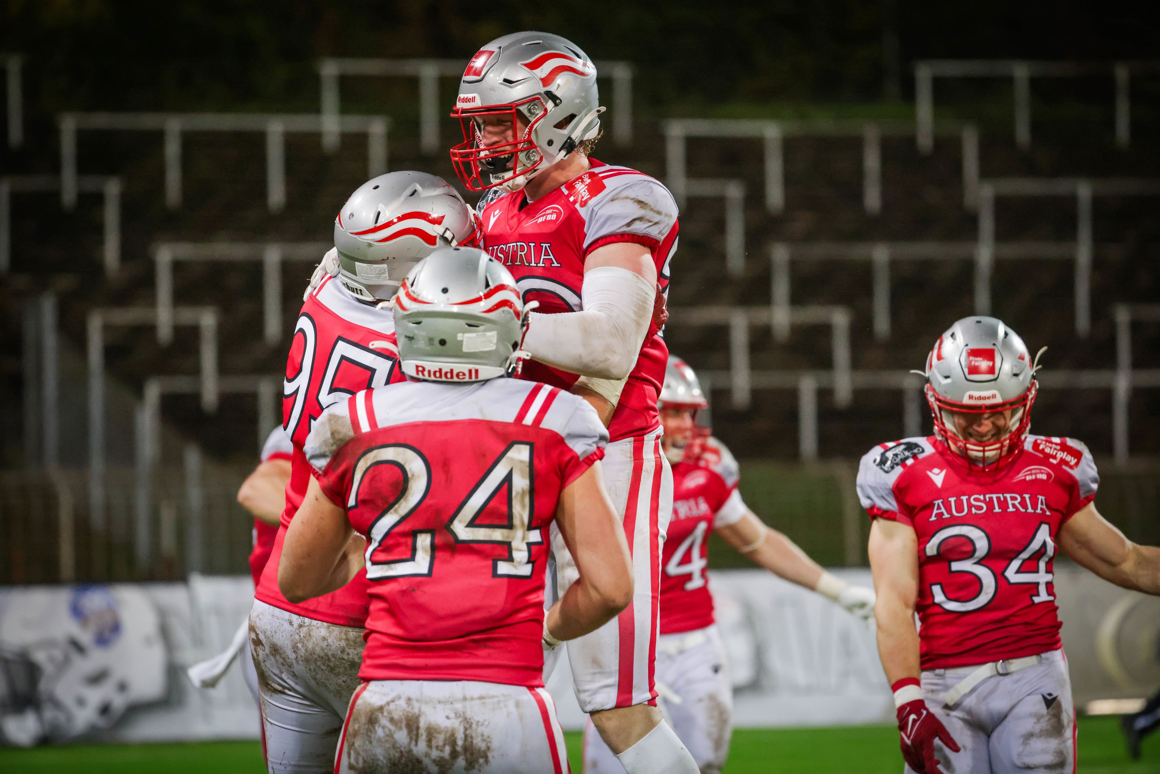 Österreichs Footballer jubeln in Krefeld. 