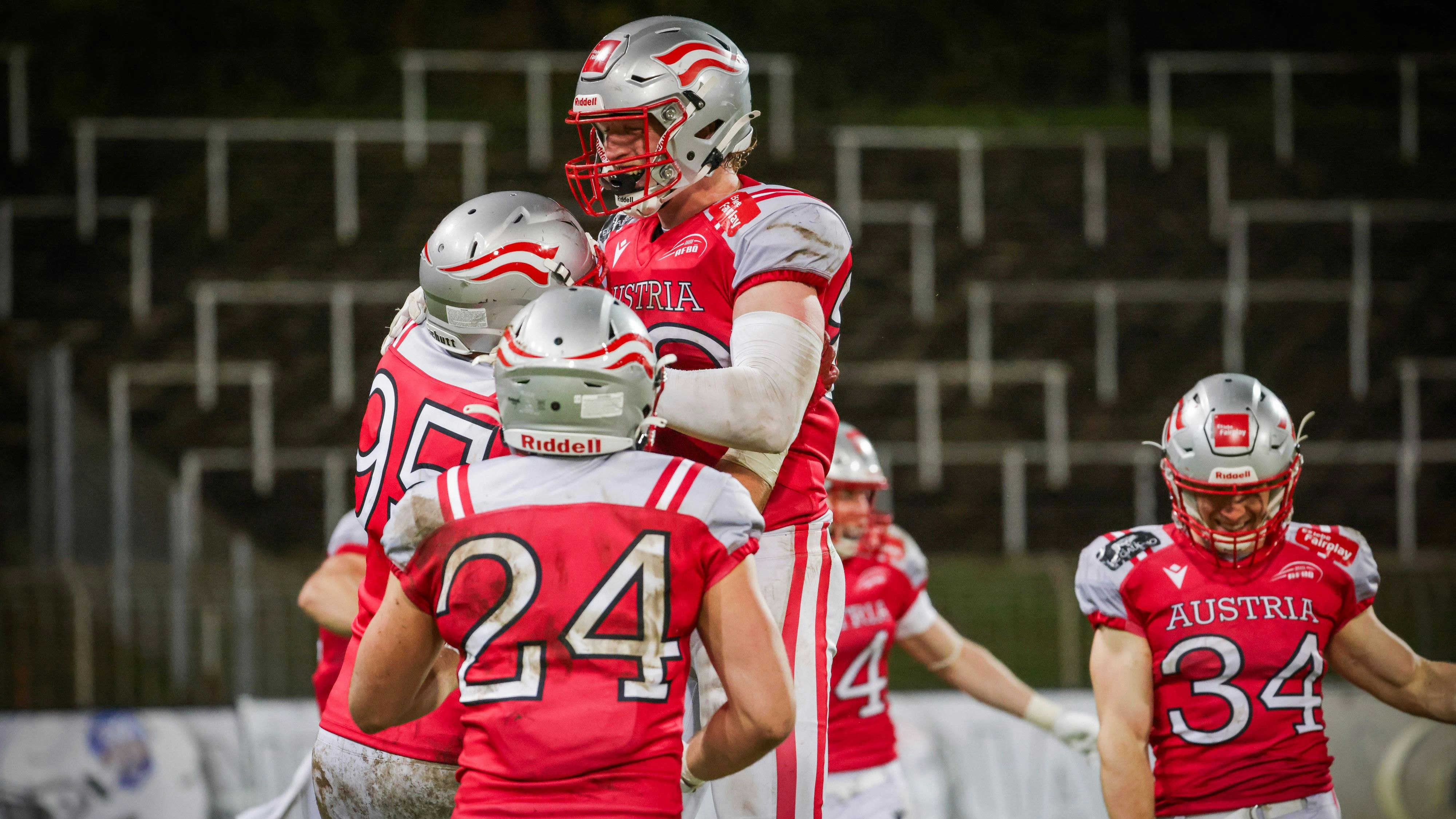Österreichs Footballer jubeln in Krefeld. 