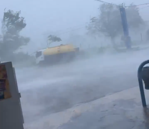 Ein Video aus Black River zeigt das Eintreffen von Hurrikan Melissa auf Jamaica.