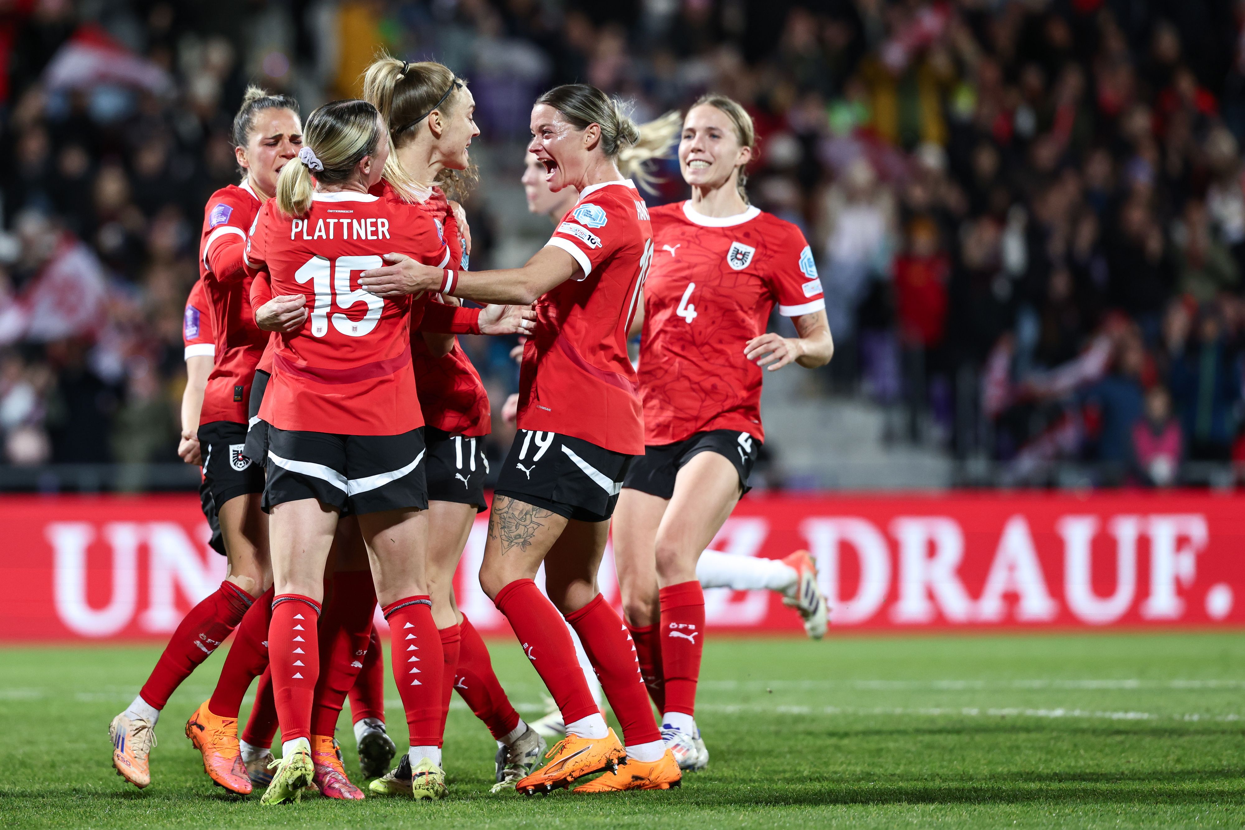 Österreichs Frauen-Team bejubelt den Sieg gegen Tschechien. 