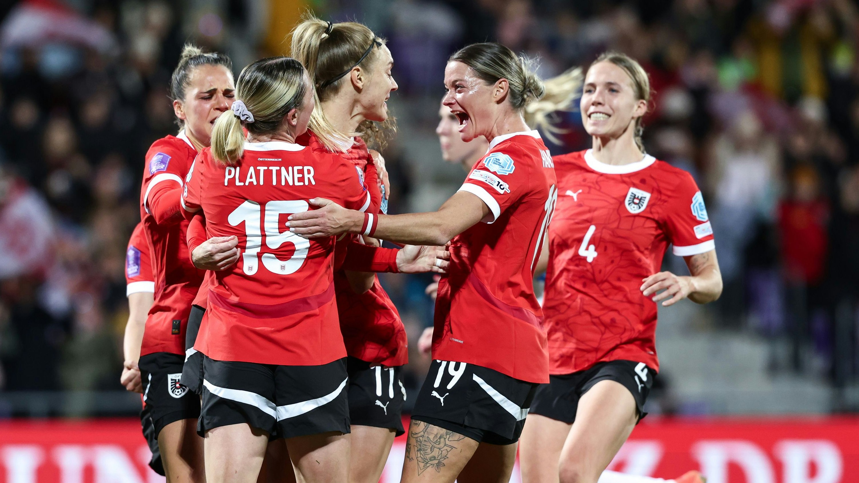 Österreichs Frauen-Team bejubelt den Sieg gegen Tschechien. 