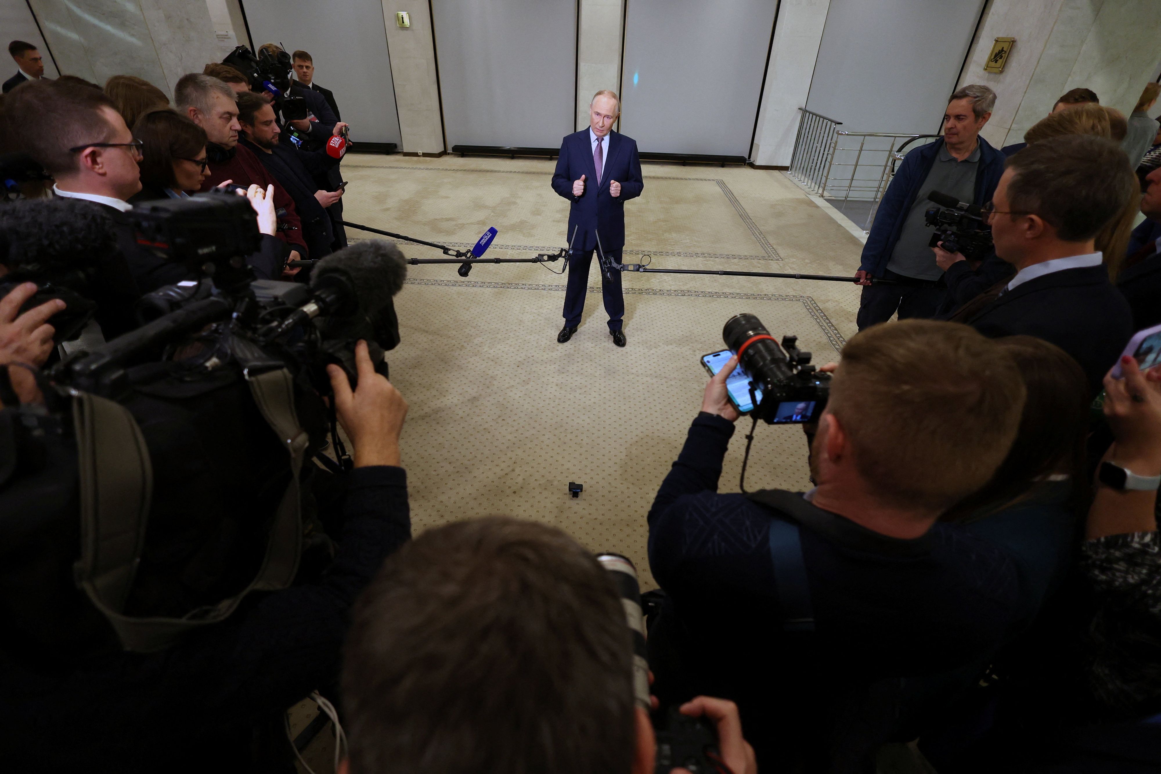 Putin reagiert vor Journalisten auf die Ankündigung der USA, zwei russische Ölfirmen mit Sanktionen zu belegen