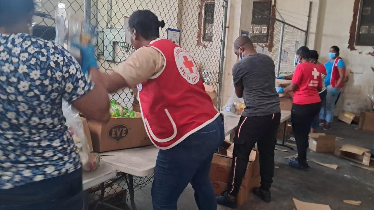 In Jamaika sind hunderte Rot-Kreuz-Mitarbeiter im Einsatz, um Erste Hilfe zu leisten.