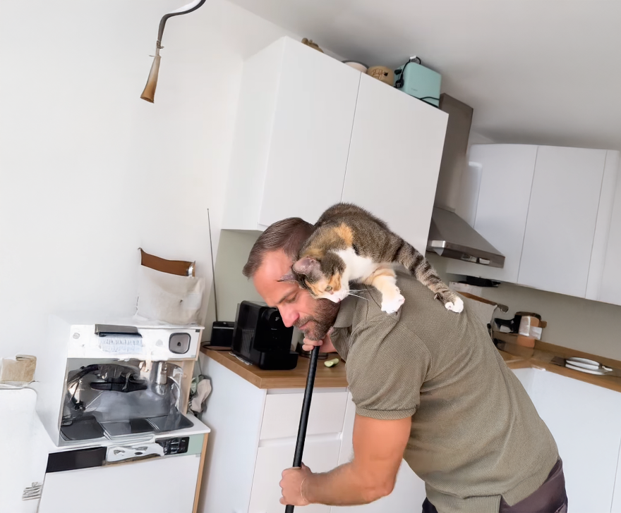 Sogar beim Putzen kuschelt Lukas Hintersteiner mit seinen Samtpfoten.