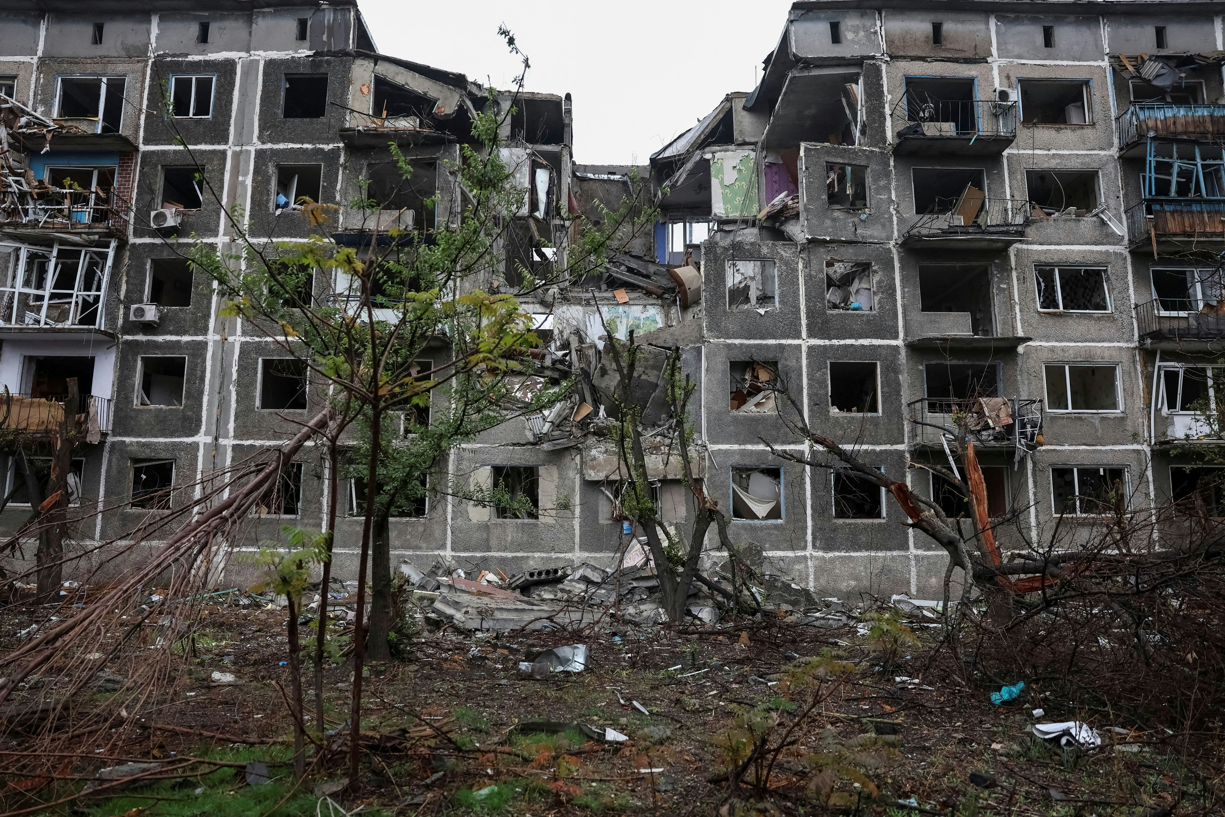 Der Skandal ist ein Schlag gegen den Wehrwillen: Ein durch einen russischen Militärschlag beschädigtes Wohnhaus  in der Frontstadt Dobropillia in der Region Donezk