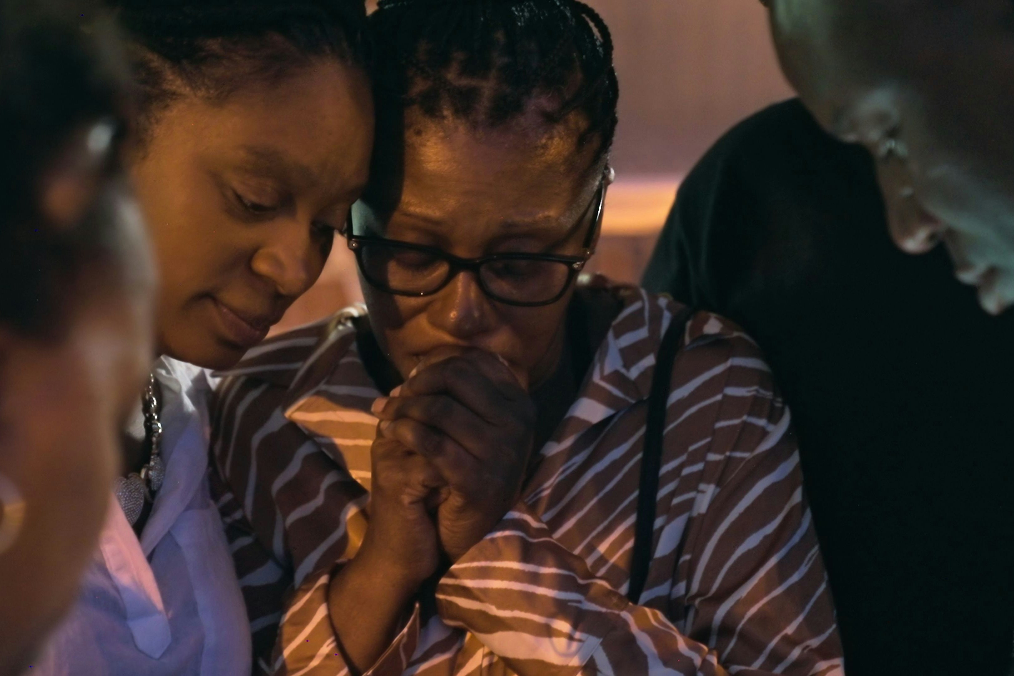 Die großteils dunkelhäutige Nachbarschaft ist von der Wahnsinnstat erschüttert