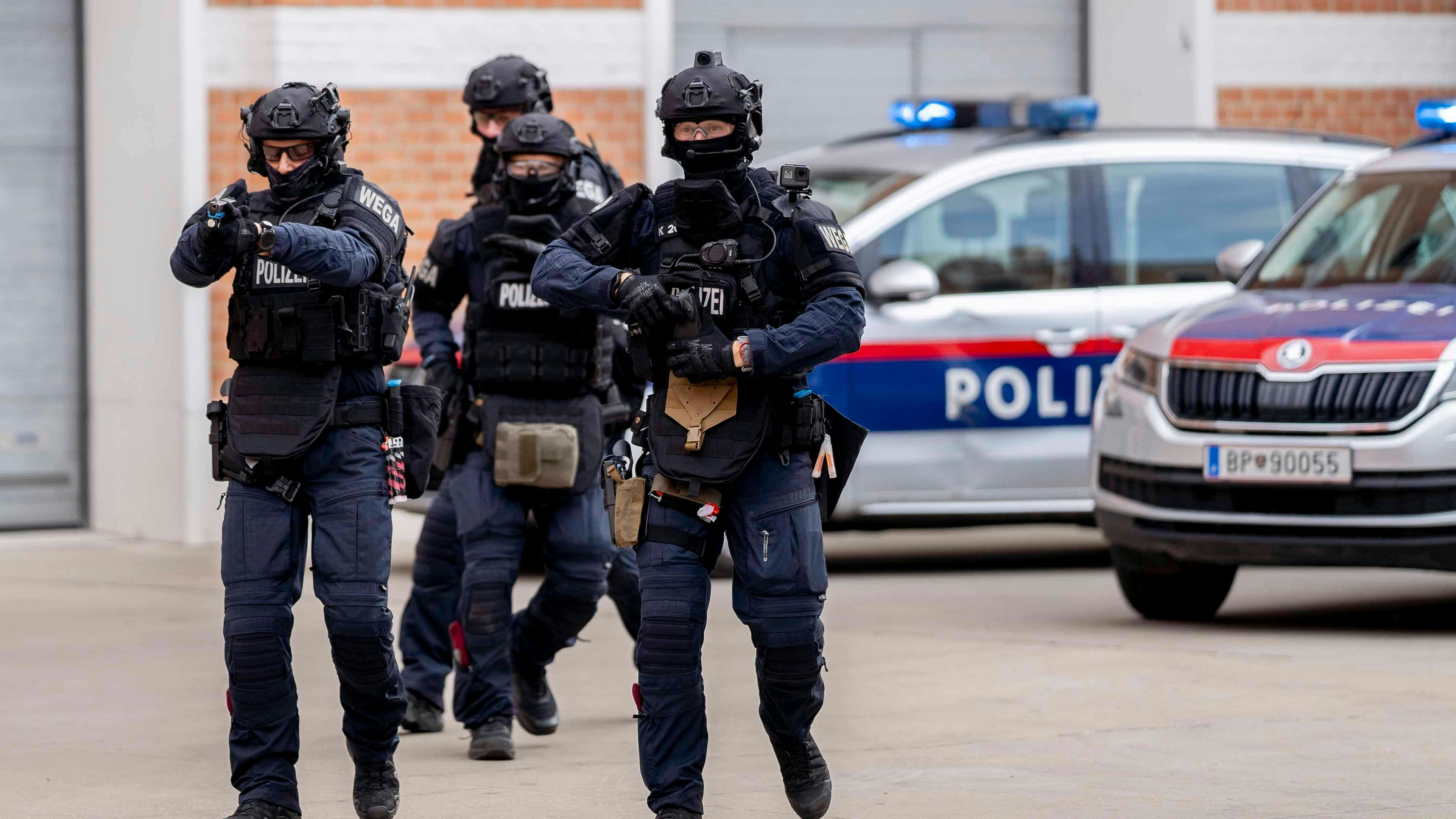 Heute.at - Schock in Wien! Mann (39) schießt plötzlich aus Fenster