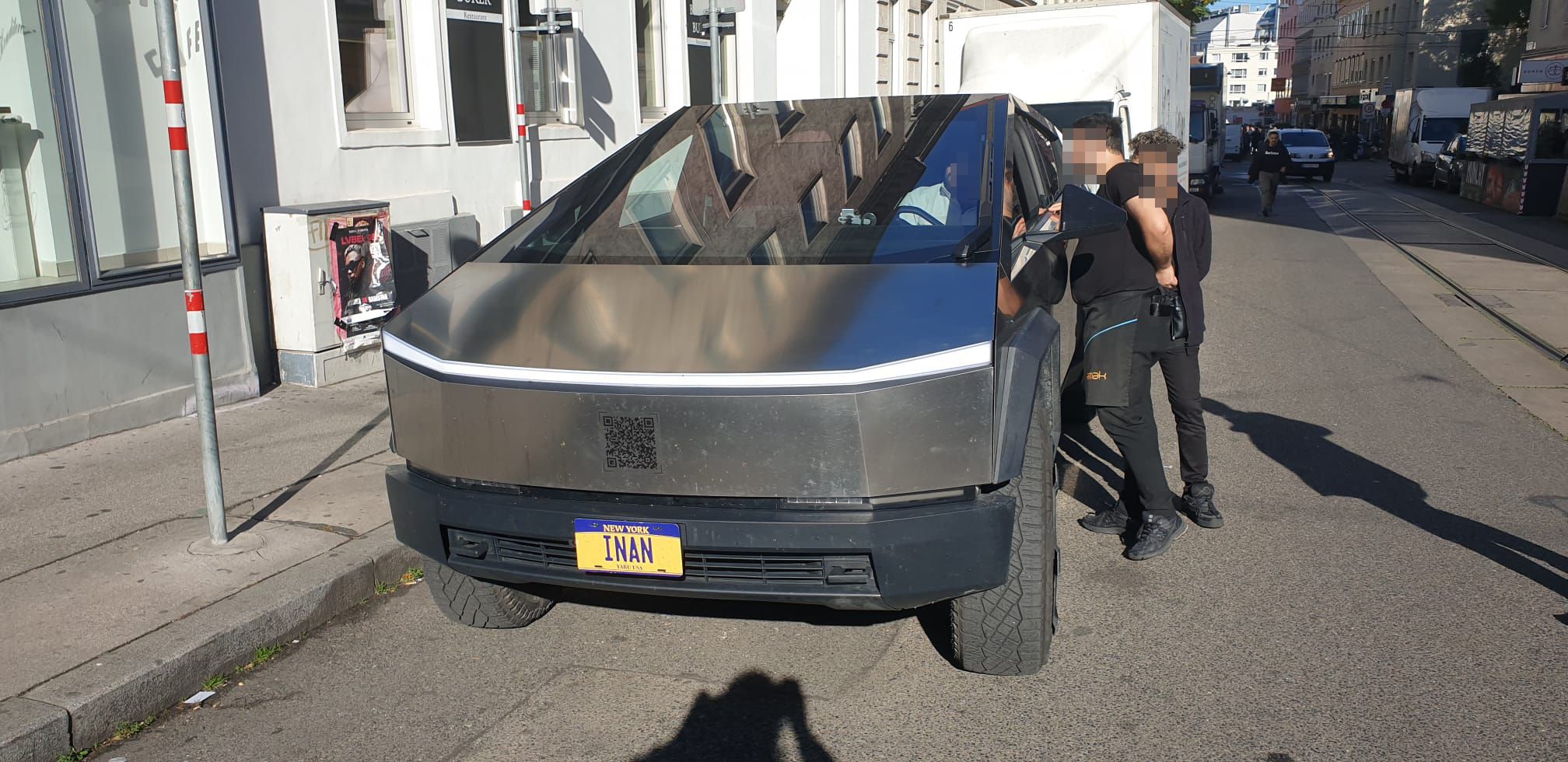 Passanten wurden auf den Cybertruck sofort aufmerksam.