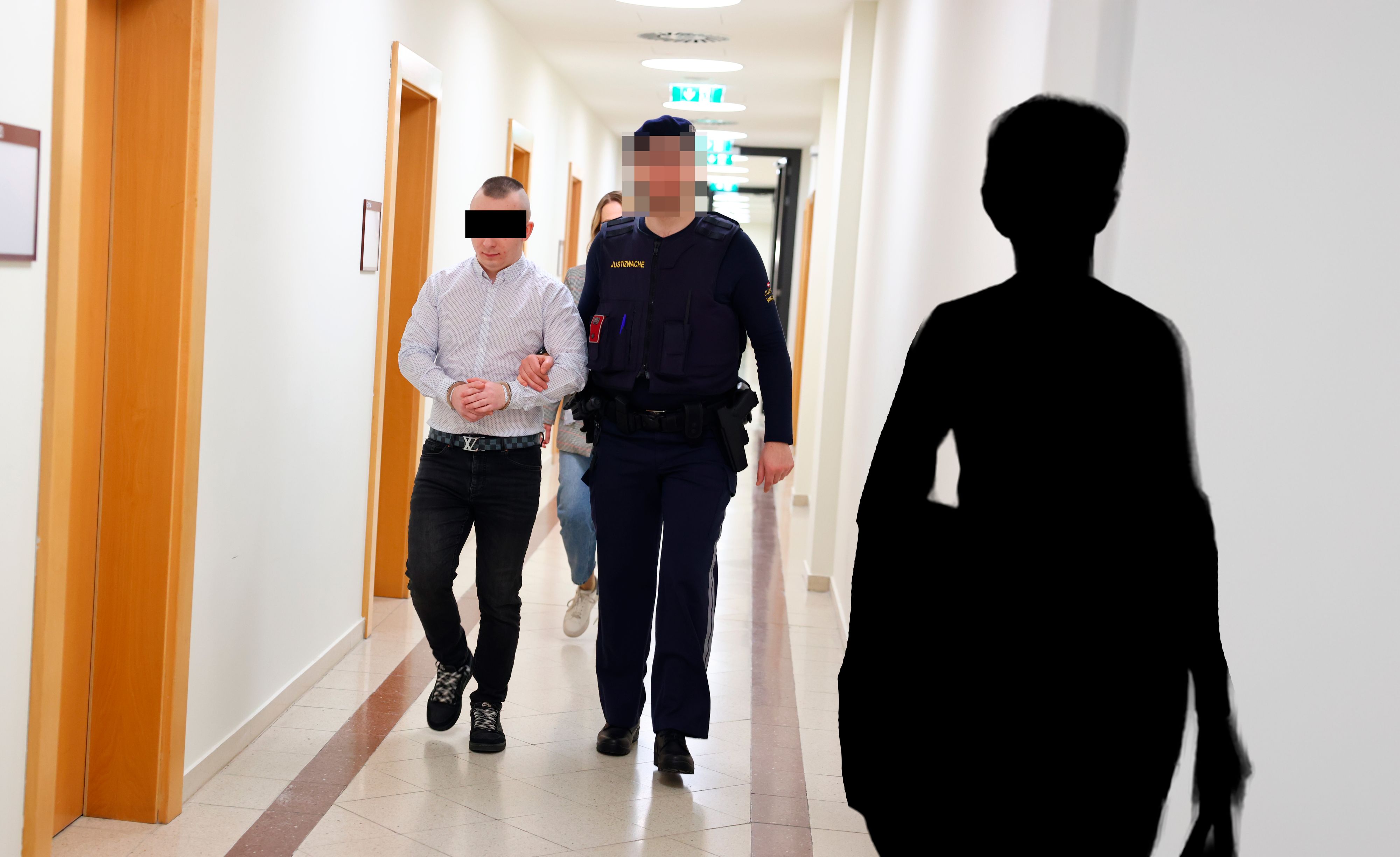 Der Geldabholer kassierte drei Jahre und drei Monate Haft, das Geld der Opfer (r.) ist verloren.