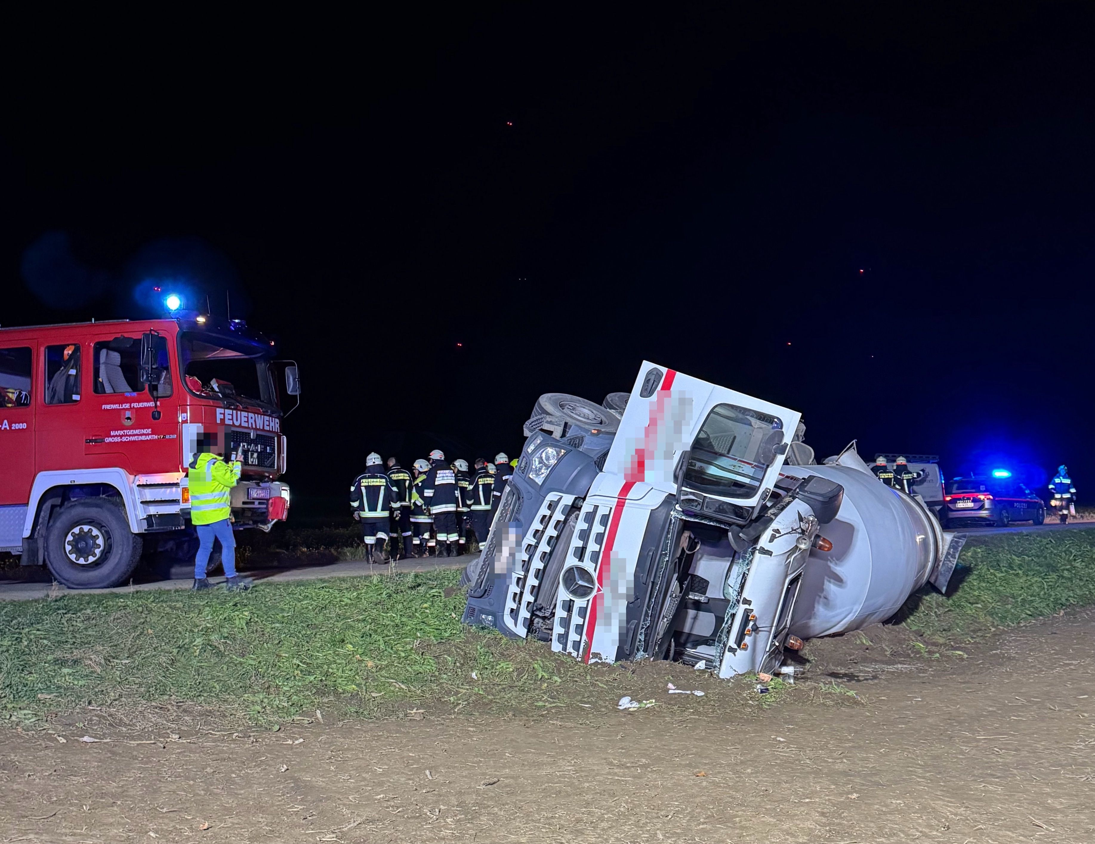 Ein Betonmischwagen kippte um, der Lenker wurde verletzt.