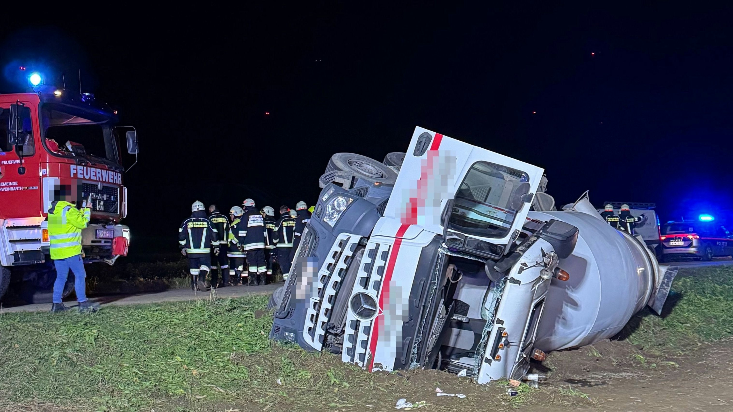 Heute.at - Betonmischwagen umgekippt – Lenker verletzt