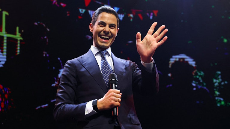 Rechtspopulist Geert Wilders war angetreten, um endlich Ministerpräsident der Niederlande zu werden. Die  Wahl-Mittwoch endete aber mit einer Sensation: Die linksliberale Partei D66 von Rob Jetten gewann. Wer der neue Mann ist, warum er zulegte.