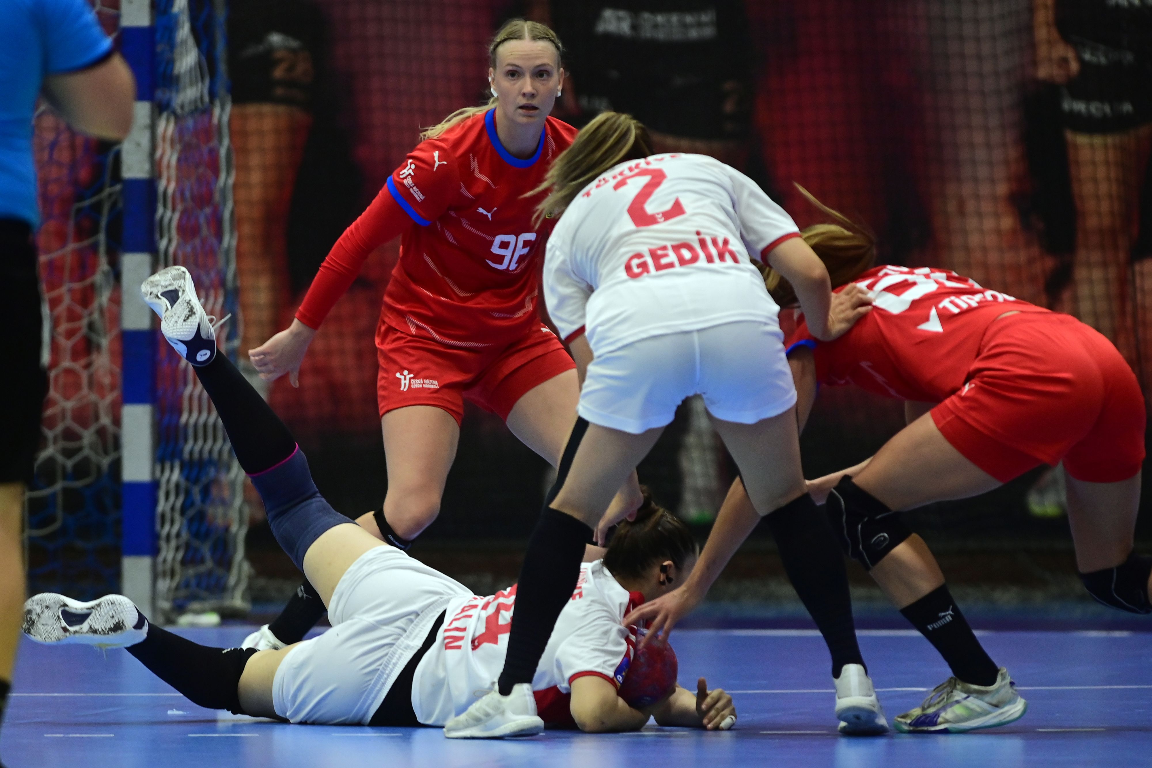 Handballerinnen wollen in Zukunft keine weiße Hosen mehr tragen.