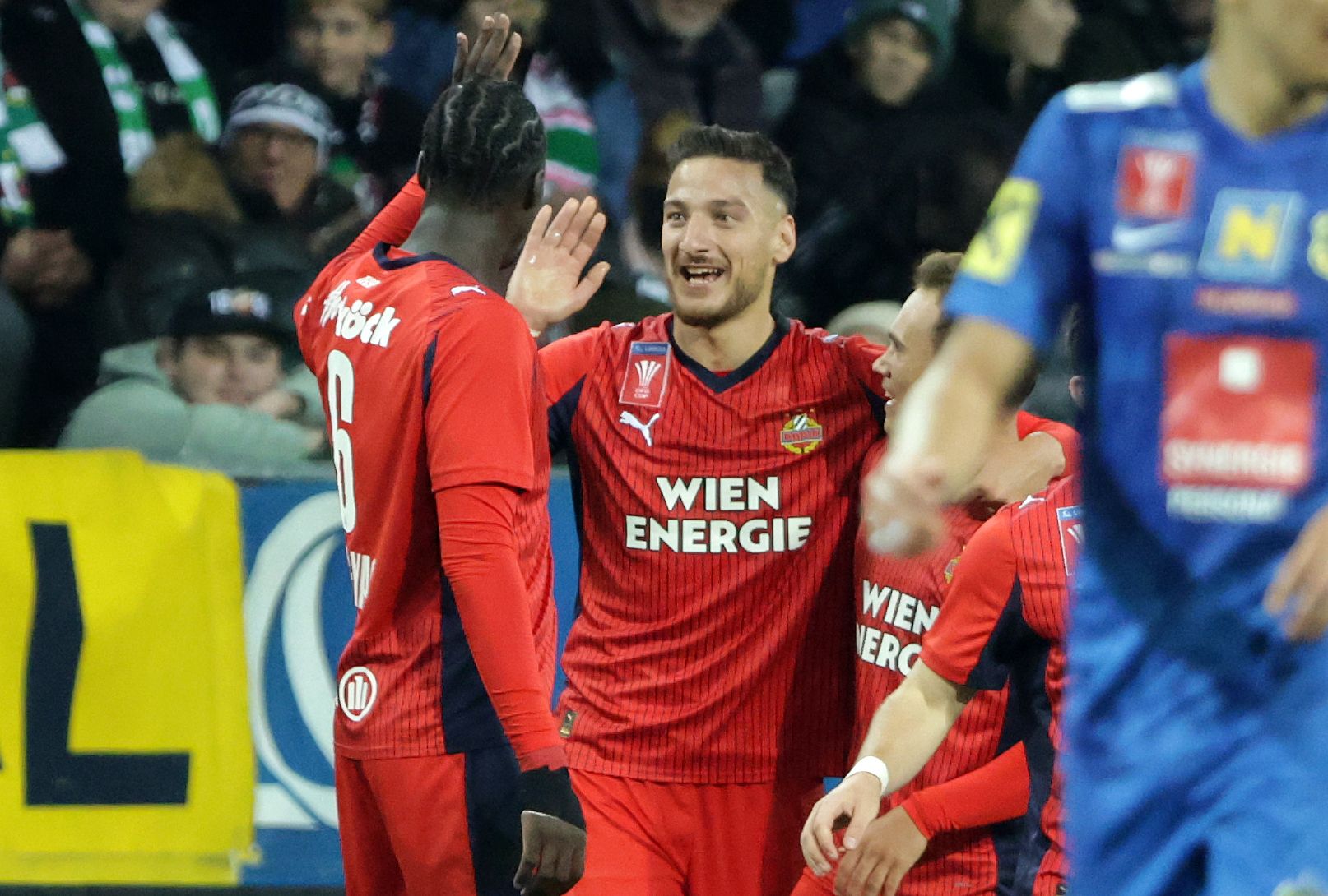 Ercan Kara bejubelt den Rapid-Führungstreffer gegen St. Pölten. 