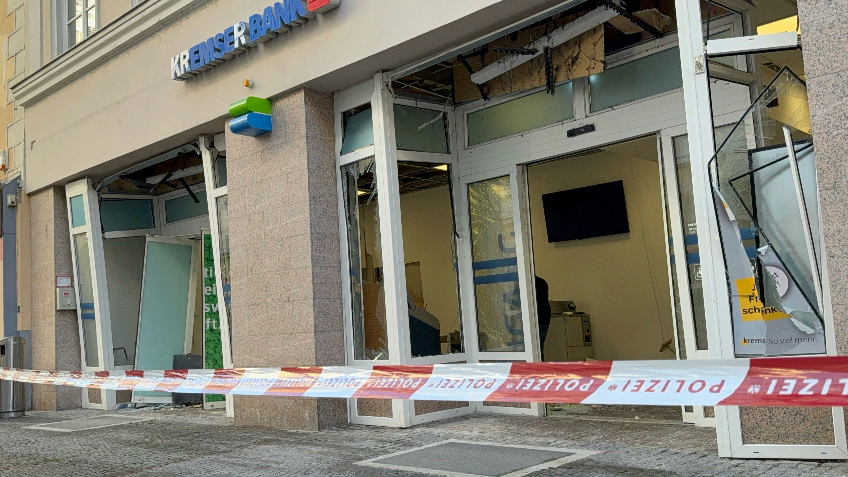 Heute.at - Neue Fotos! Bankomat-Sprenger schlugen in Krems zu