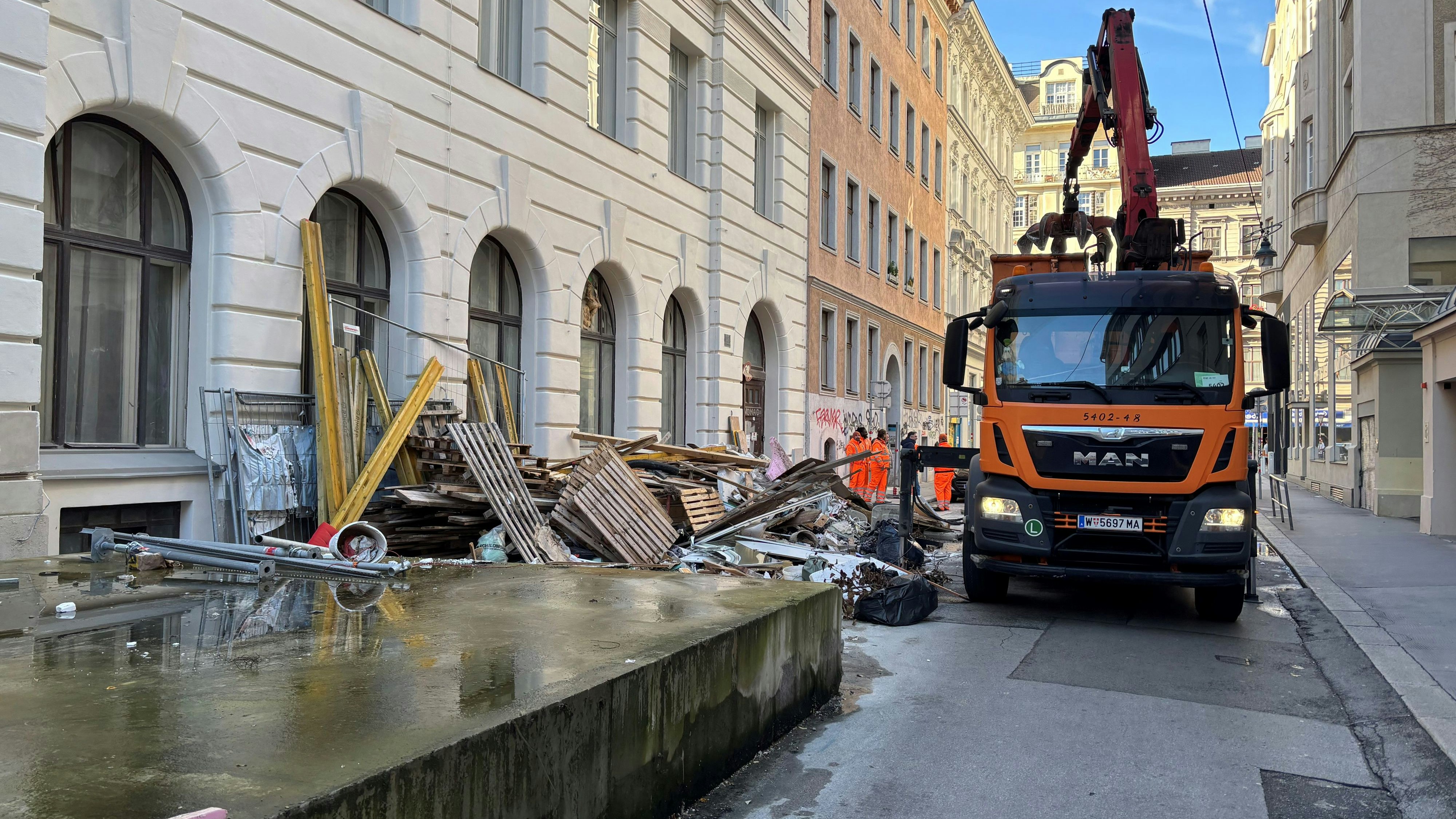 Heute.at - Müllberge, Scherben – Großeinsatz auf Wiener Baustelle
